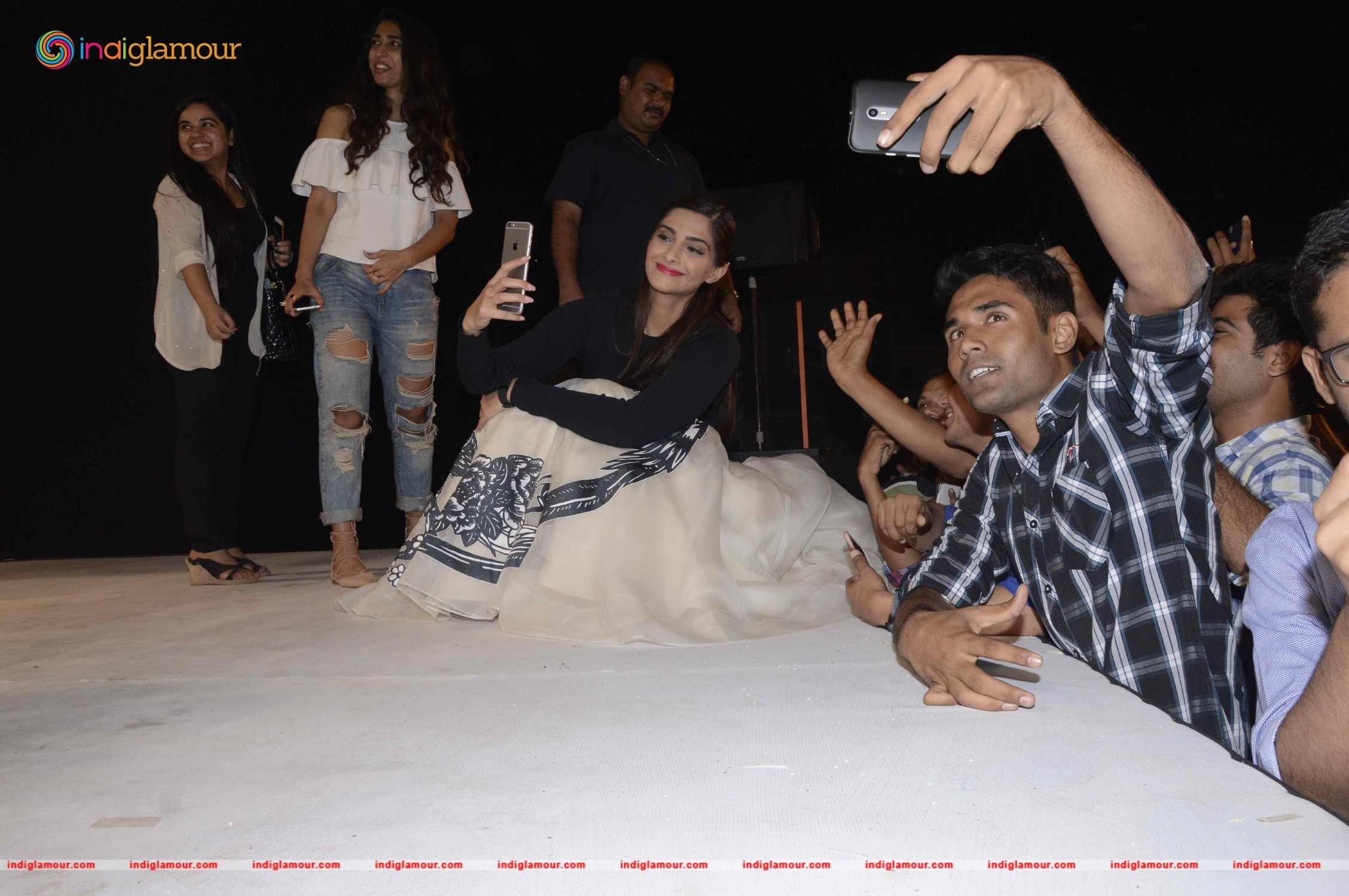 Sonam Kapoor Attends Kala Ghoda Arts Festival 2016 Event hd photo