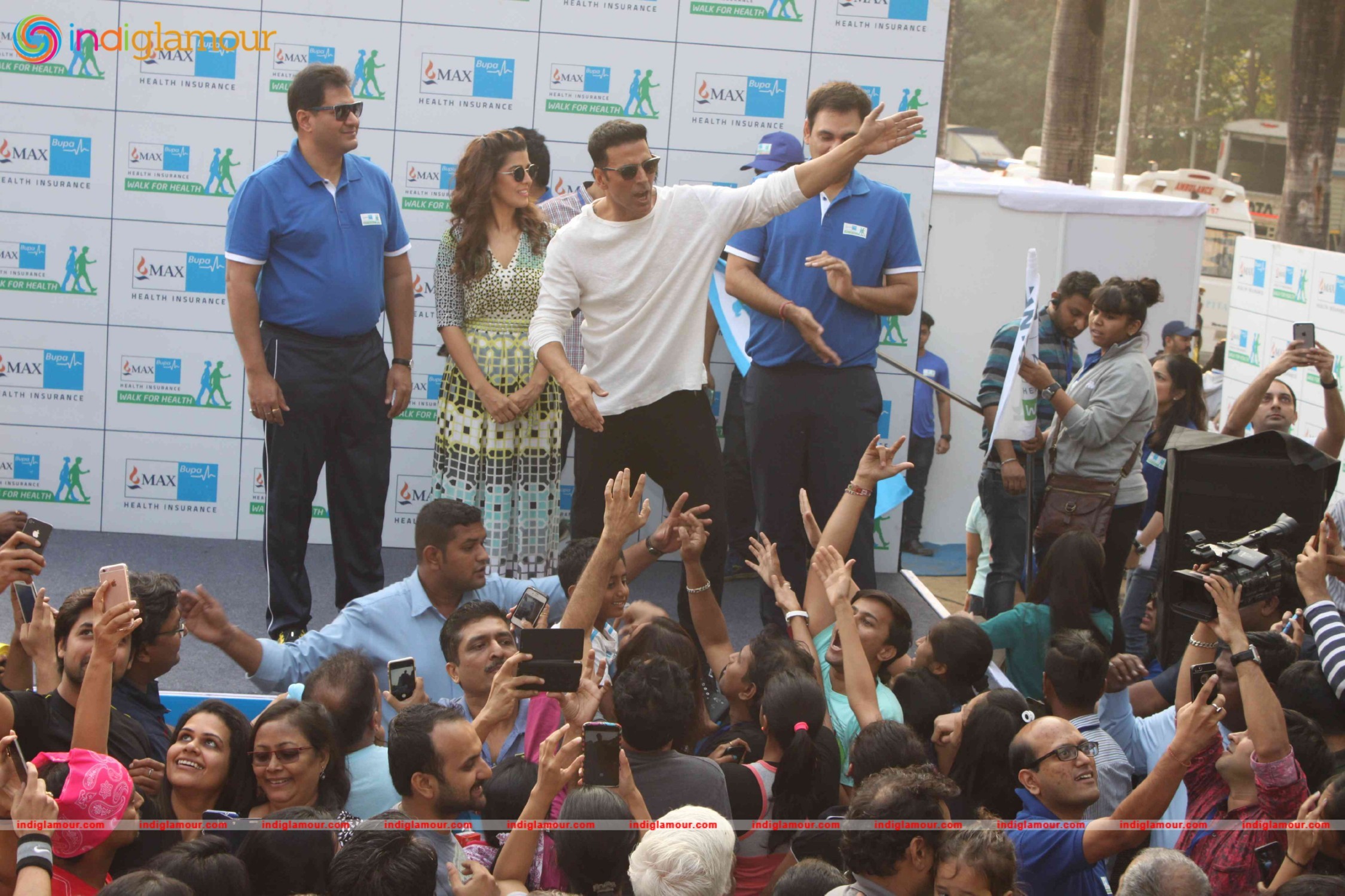 Akshay Kumar and Nimrat Kaur at 4th Max Bupa Walk for Health Event hd photo