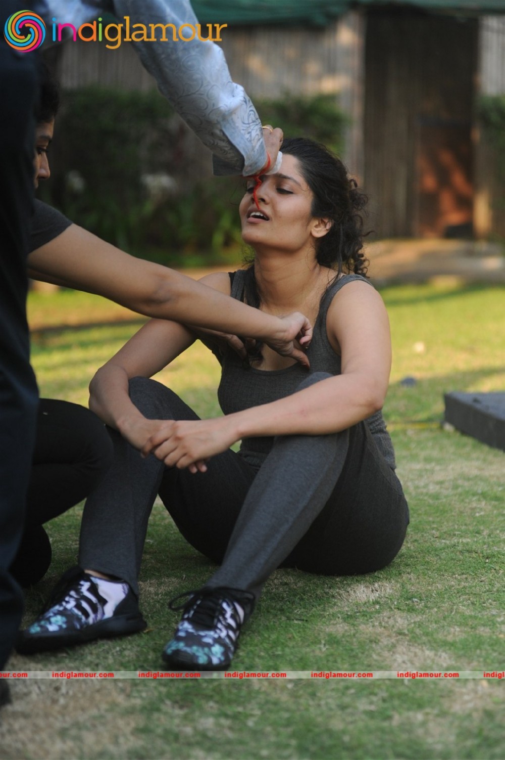 Film Saala Khadoos Lead Actress Ritika Singh Introduced by R Madhavan Event hd photo