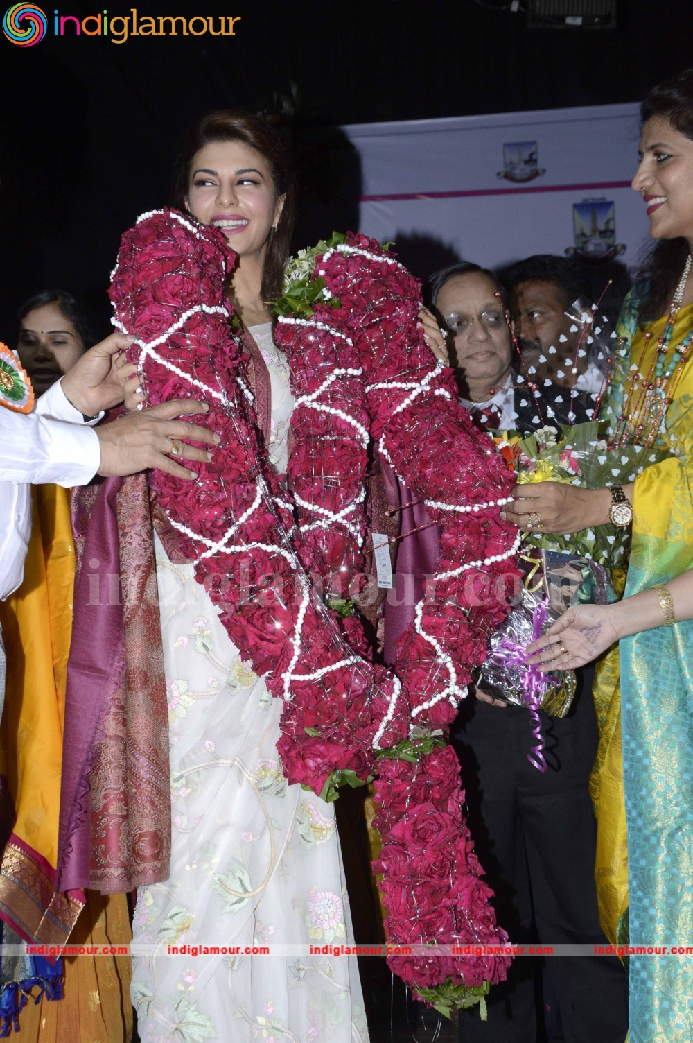 Jacqueline Fernandez Gets Felicitate At Mumbai University Event hd photo