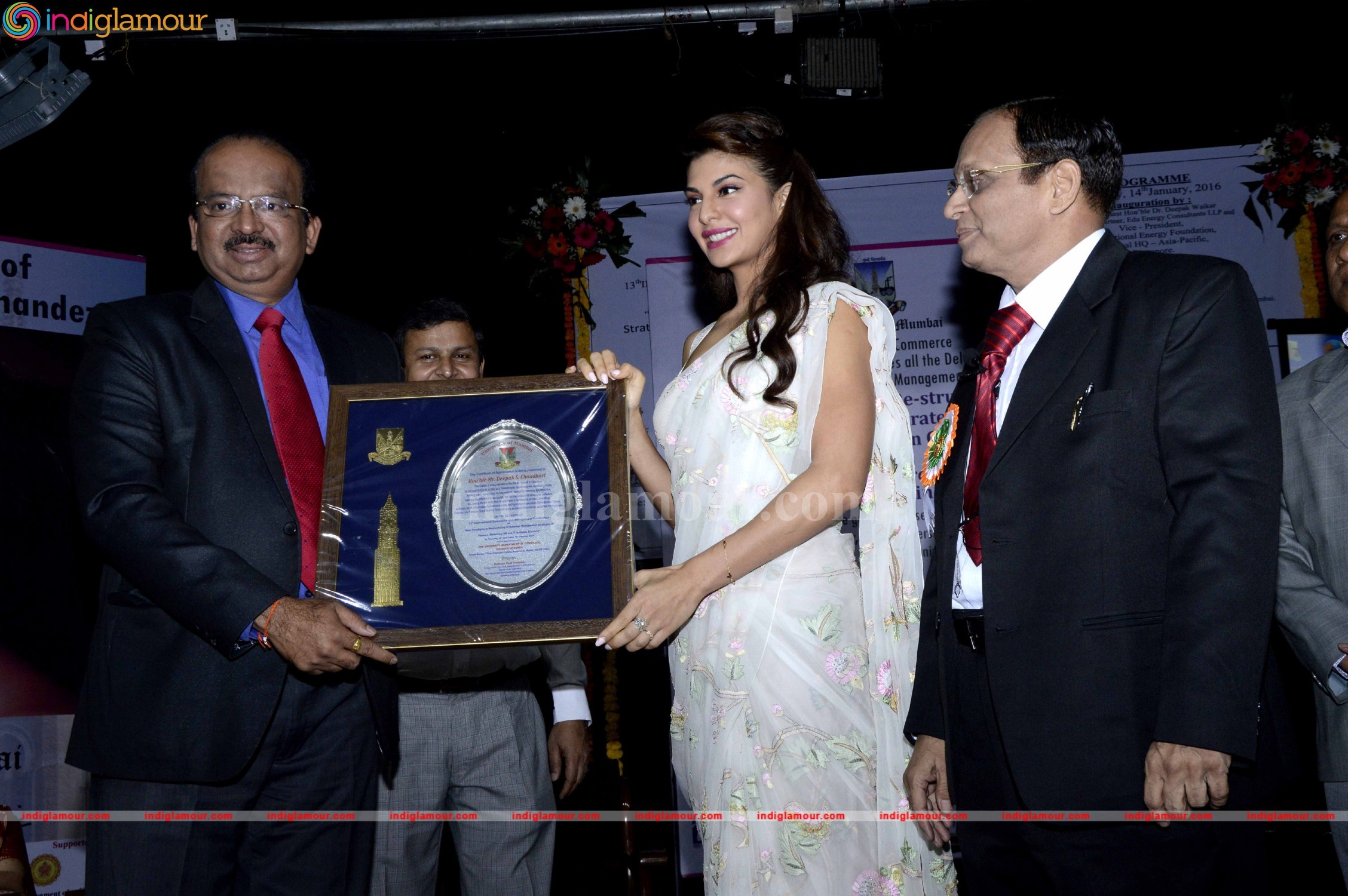 Jacqueline Fernandez Gets Felicitate At Mumbai University Event hd photo