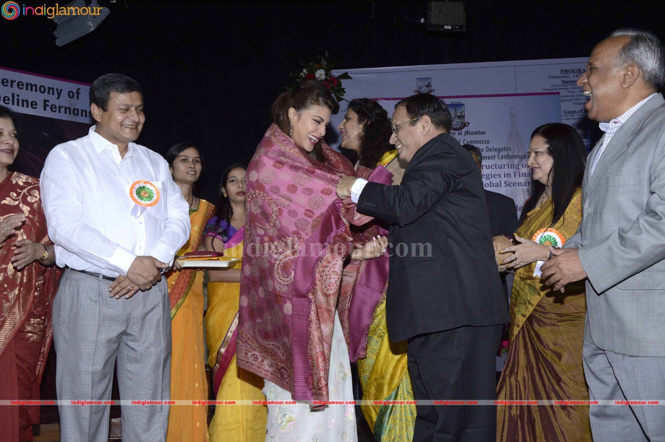 Jacqueline Fernandez Gets Felicitate At Mumbai University Event hd photo