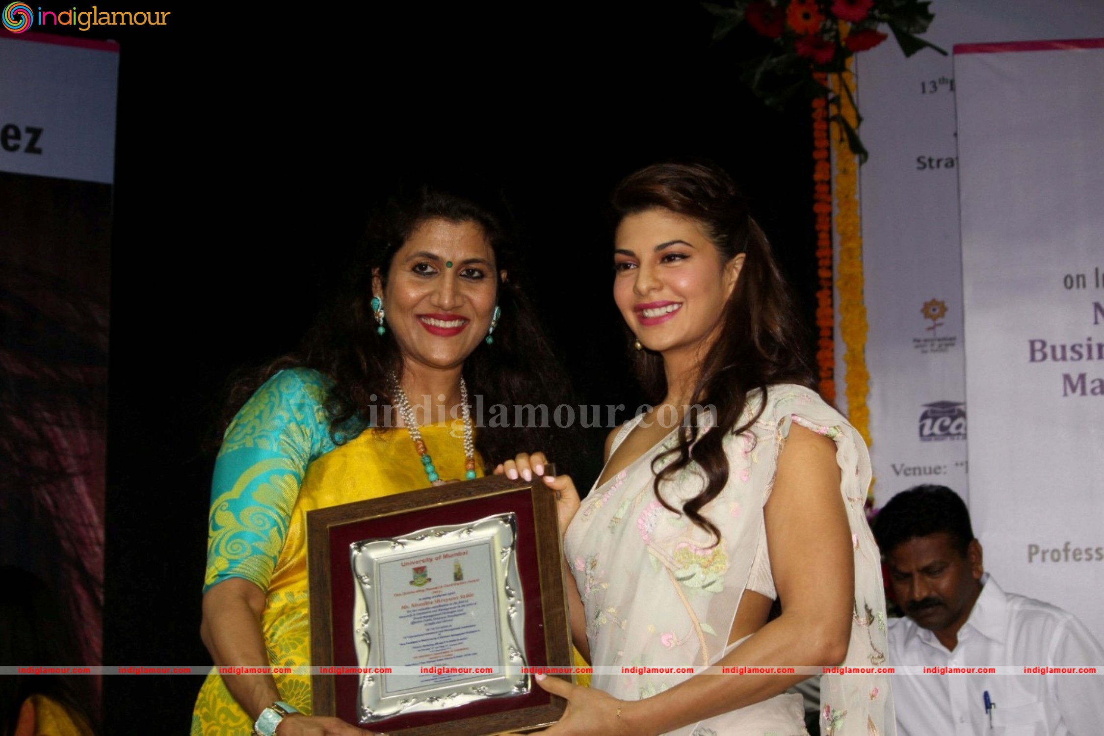 Jacqueline Fernandez Gets Felicitate At Mumbai University Event hd photo