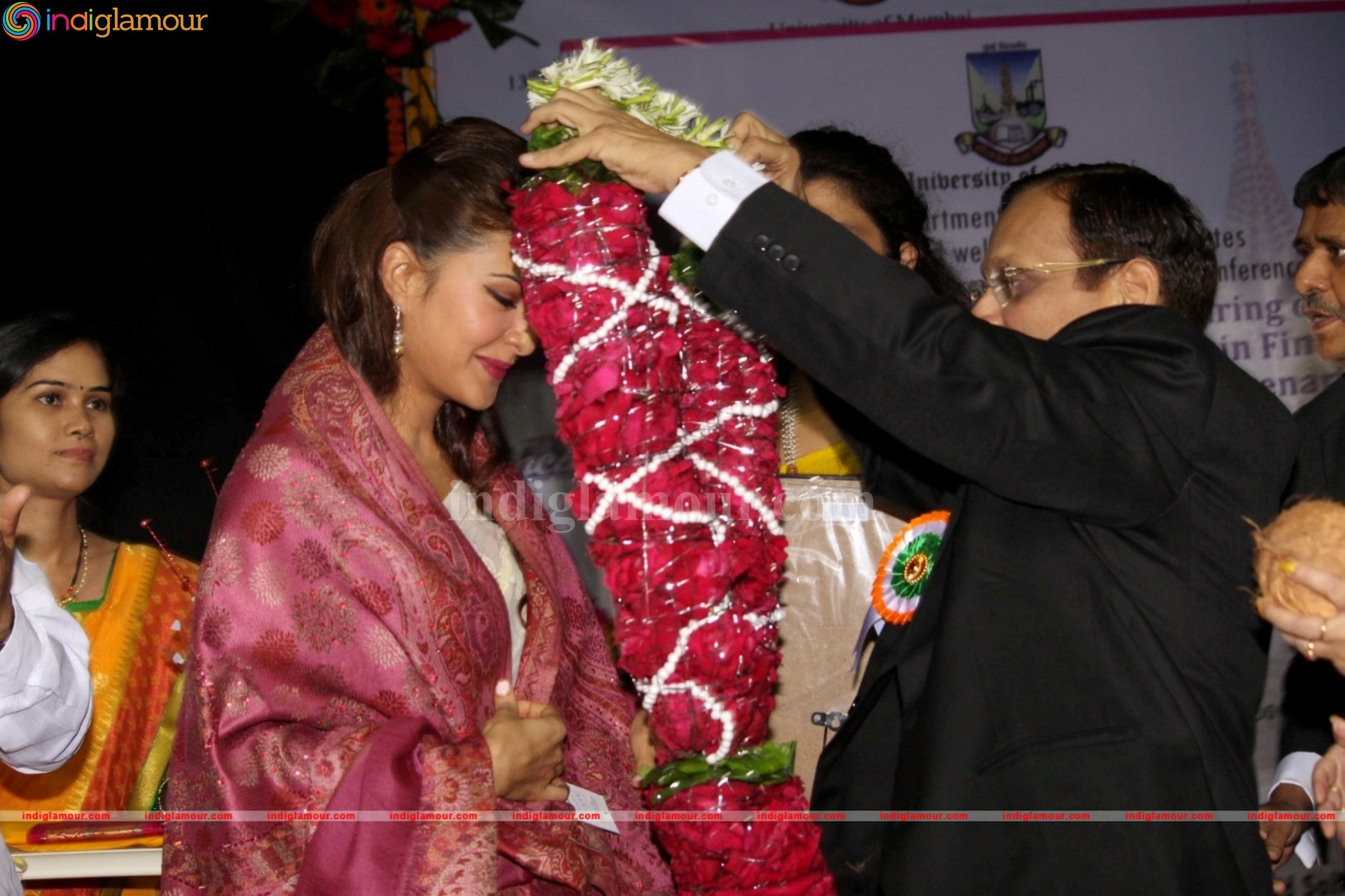 Jacqueline Fernandez Gets Felicitate At Mumbai University Event hd photo