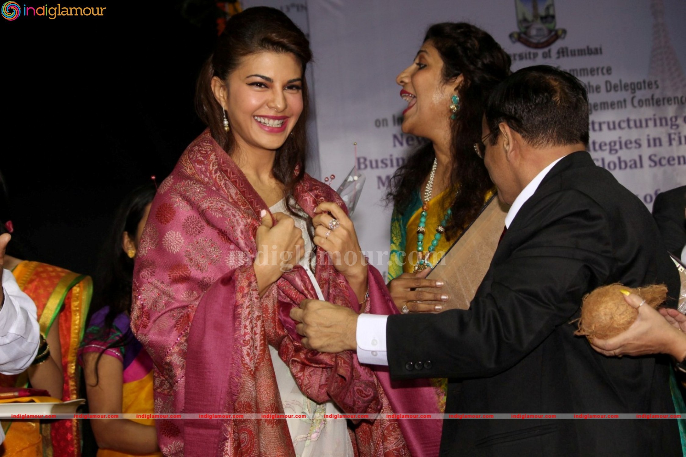 Jacqueline Fernandez Gets Felicitate At Mumbai University Event hd photo