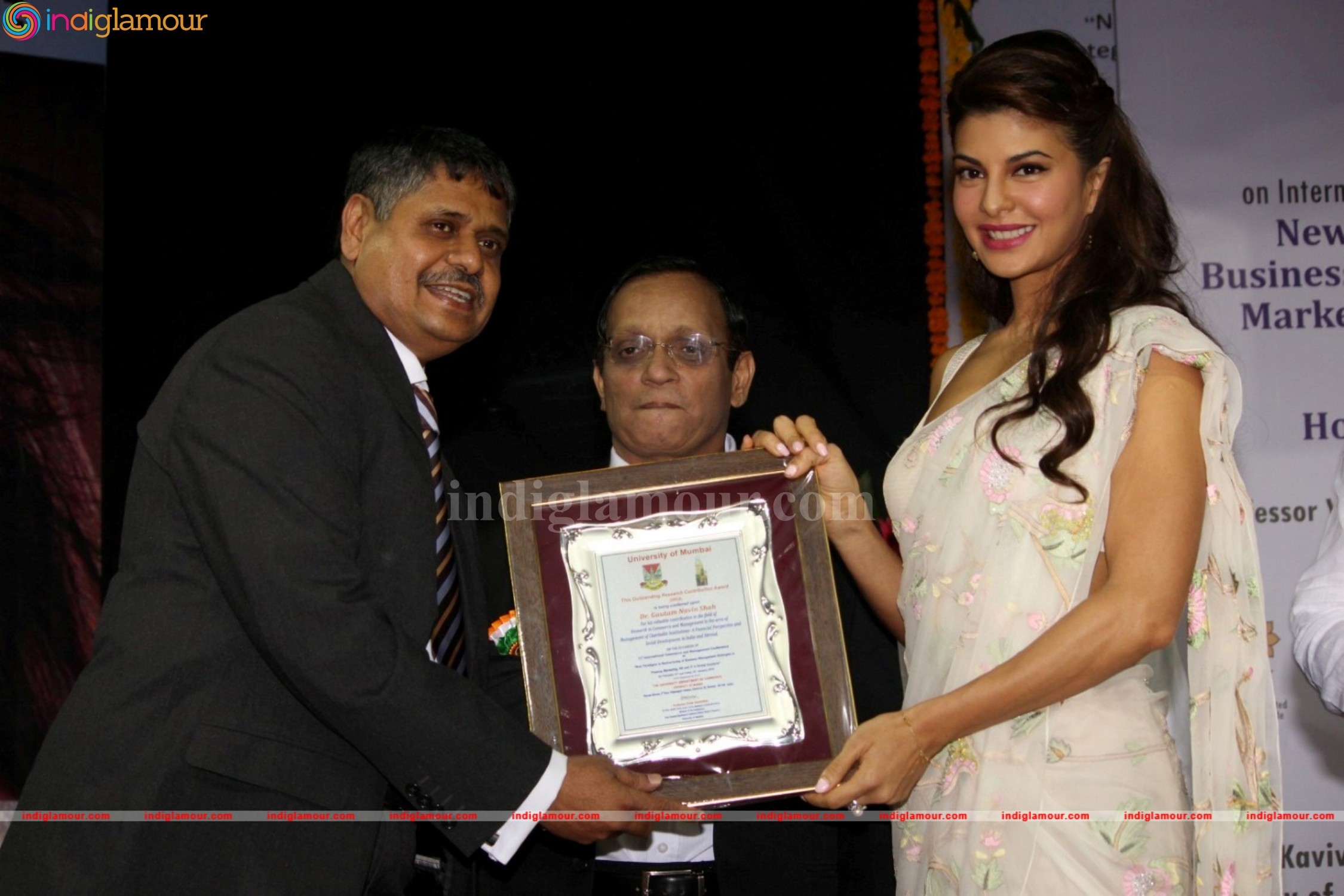 Jacqueline Fernandez Gets Felicitate At Mumbai University Event hd photo