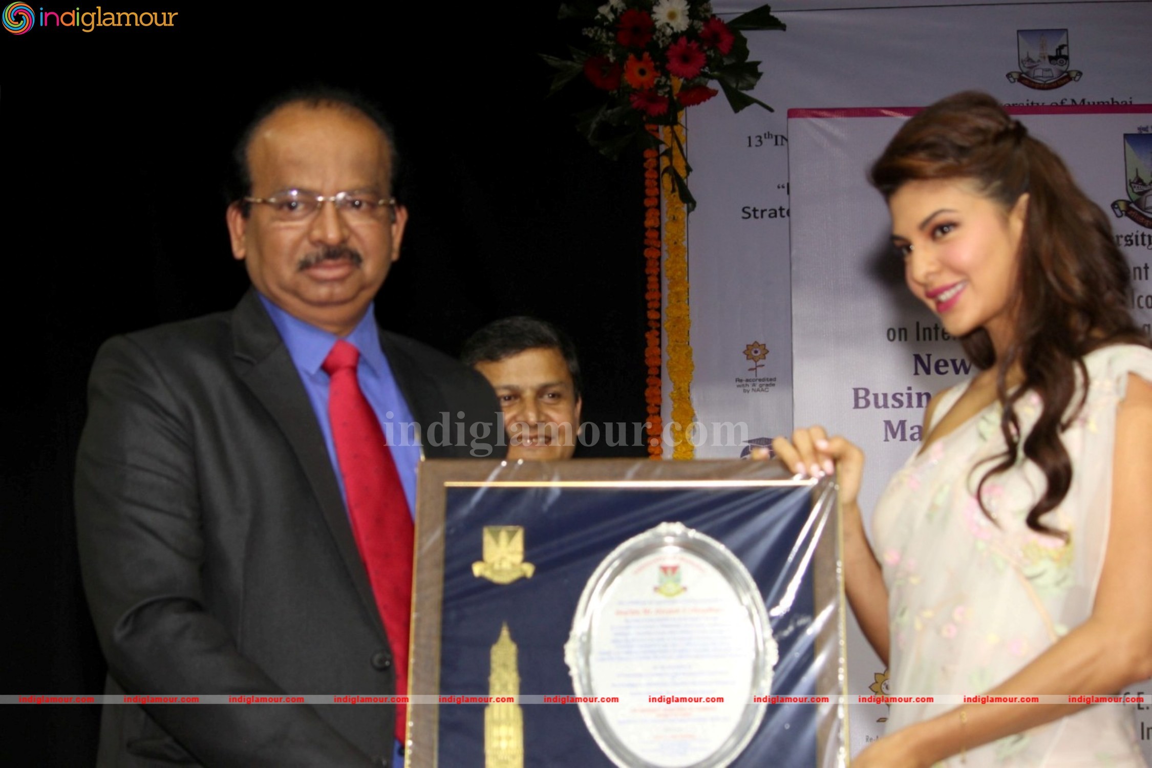 Jacqueline Fernandez Gets Felicitate At Mumbai University Event hd photo