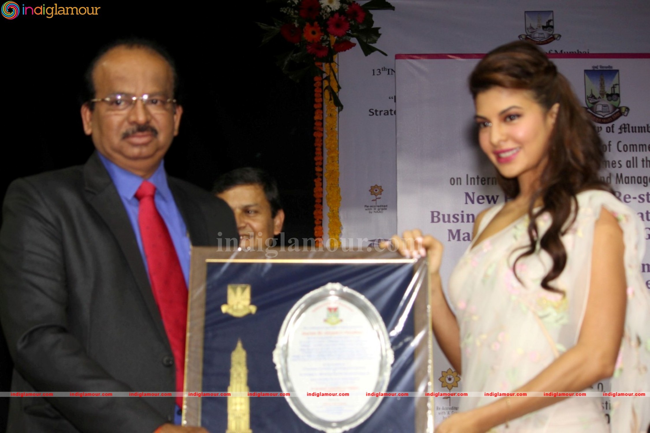 Jacqueline Fernandez Gets Felicitate At Mumbai University Event hd photo