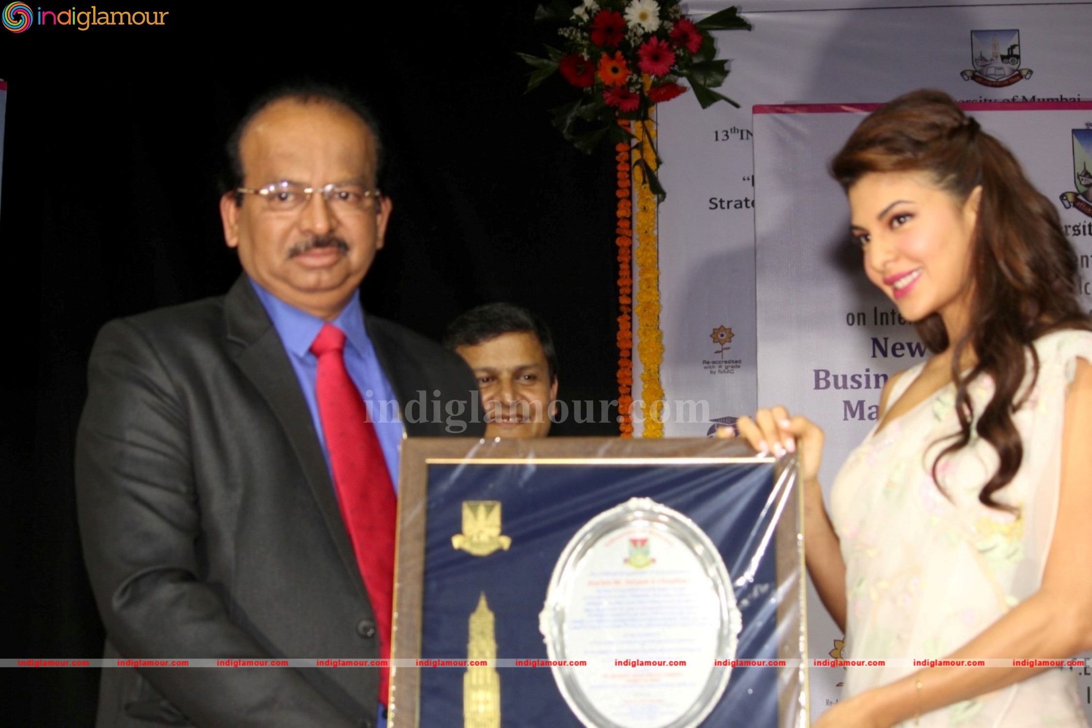 Jacqueline Fernandez Gets Felicitate At Mumbai University Event hd photo