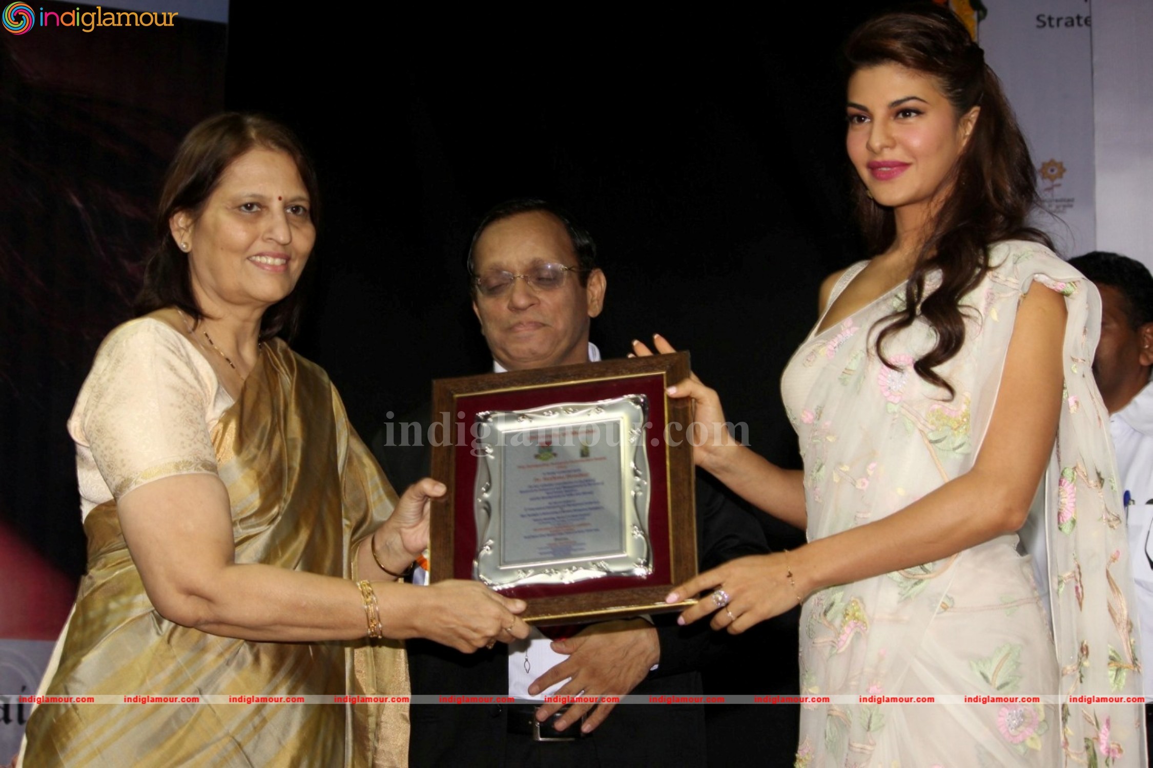 Jacqueline Fernandez Gets Felicitate At Mumbai University Event hd photo
