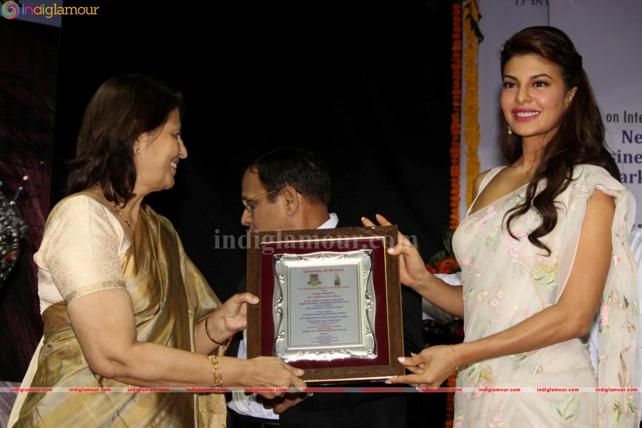 Jacqueline Fernandez Gets Felicitate At Mumbai University Event hd photo