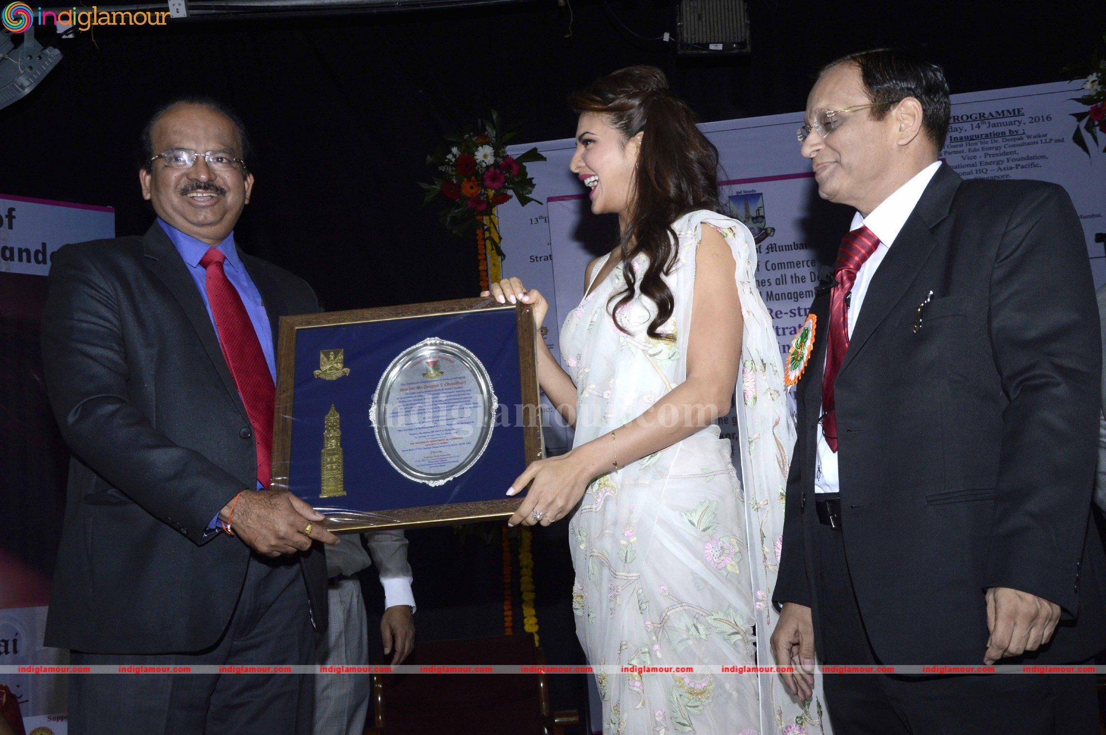 Jacqueline Fernandez Gets Felicitate At Mumbai University Event hd photo