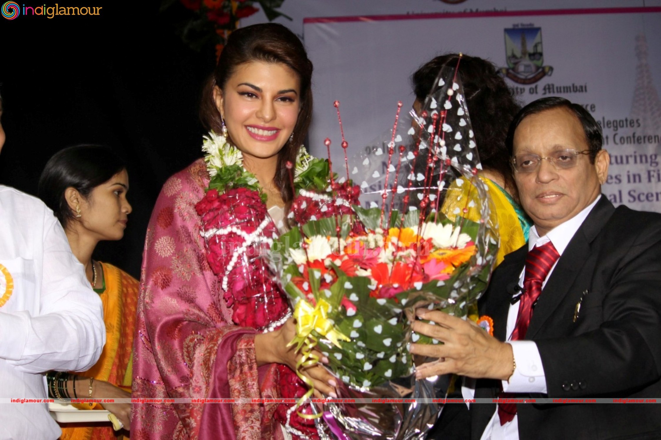 Jacqueline Fernandez Gets Felicitate At Mumbai University Event hd photo