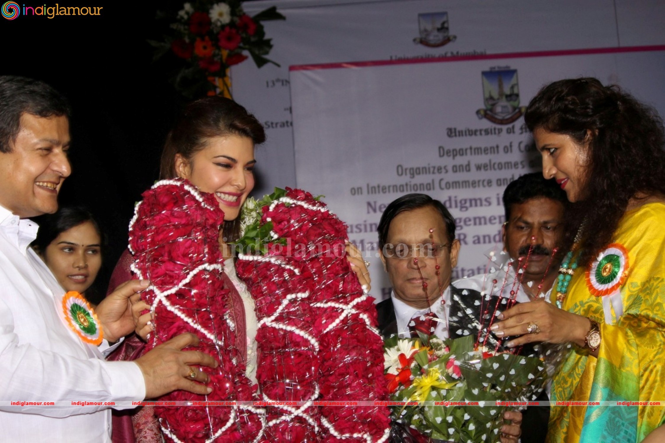 Jacqueline Fernandez Gets Felicitate At Mumbai University Event hd photo
