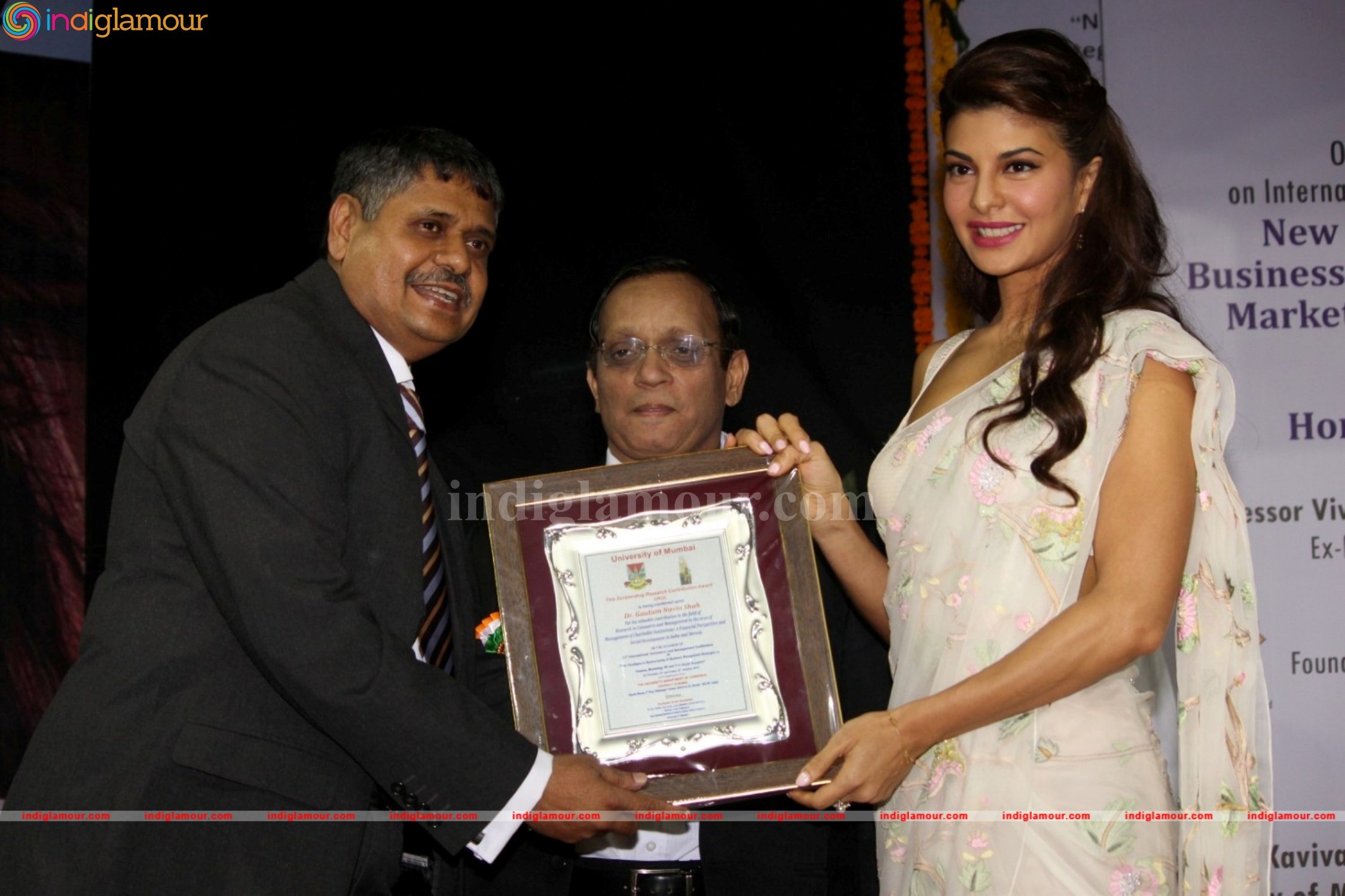 Jacqueline Fernandez Gets Felicitate At Mumbai University Event hd photo