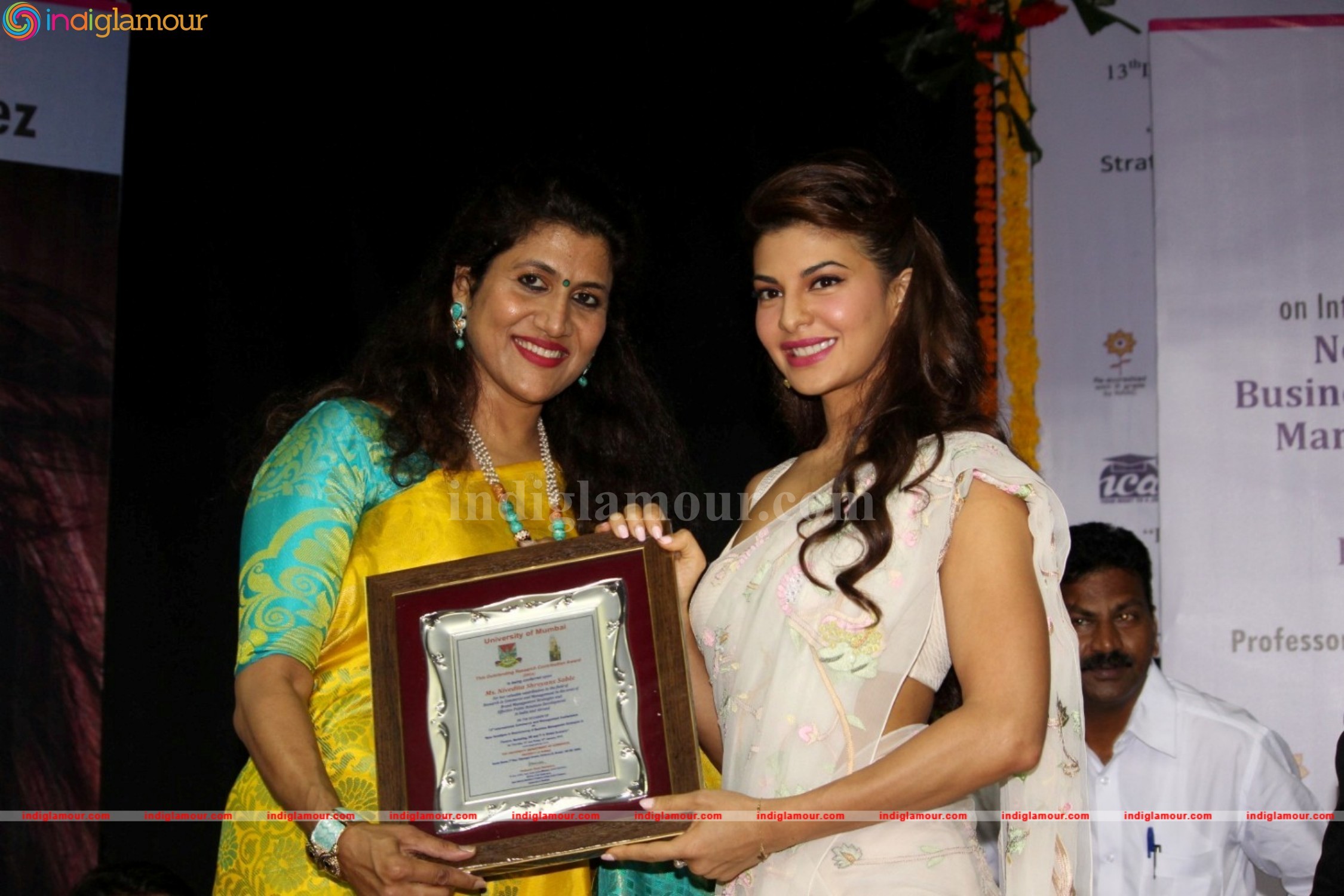 Jacqueline Fernandez Gets Felicitate At Mumbai University Event hd photo