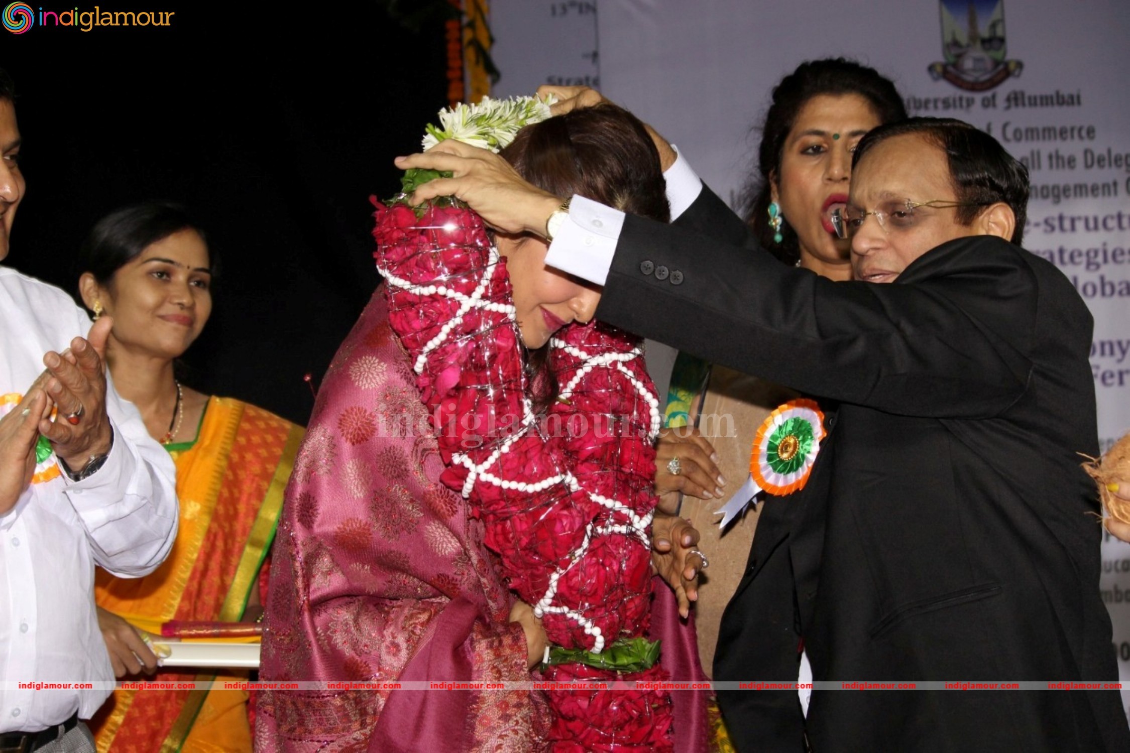Jacqueline Fernandez Gets Felicitate At Mumbai University Event hd photo