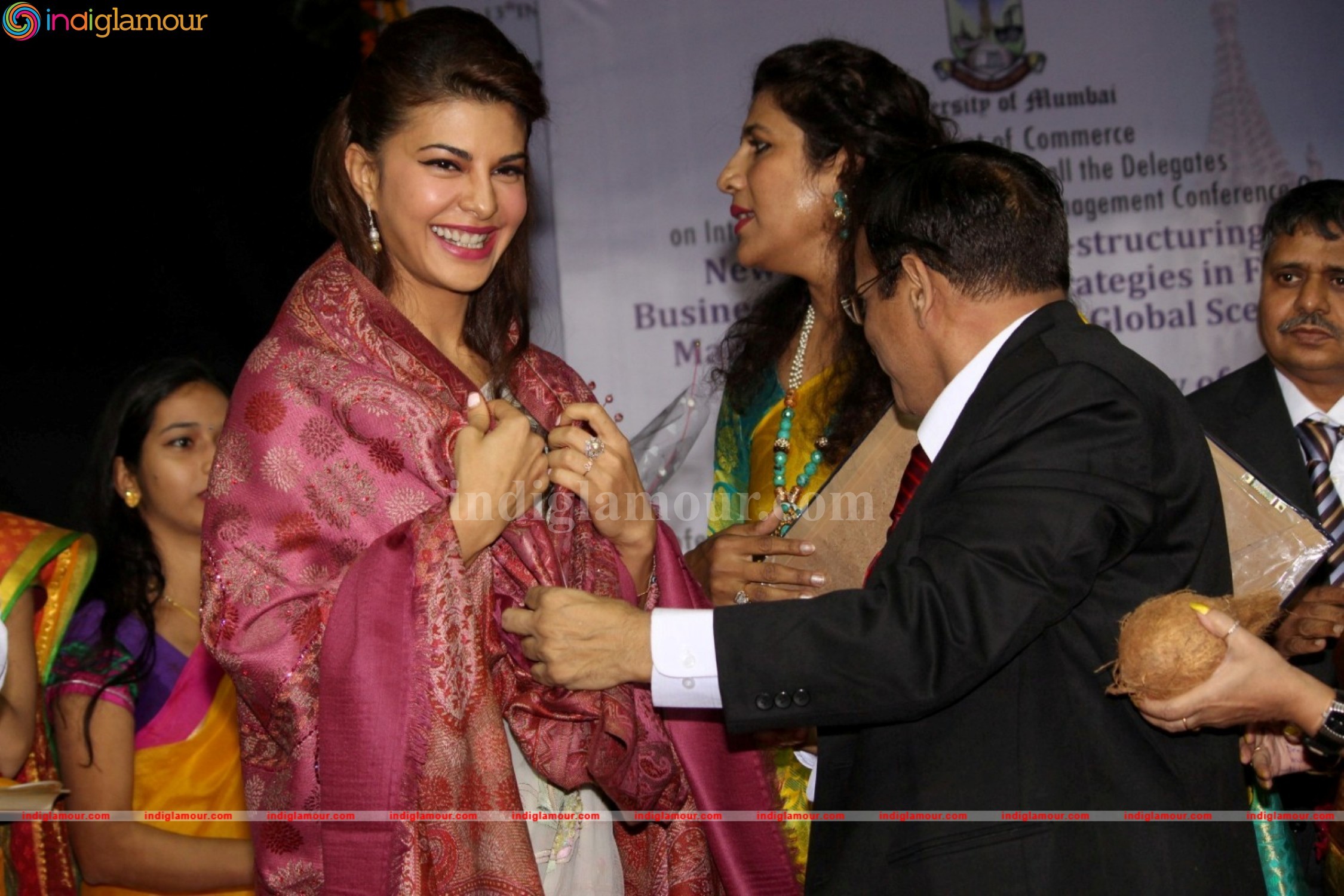 Jacqueline Fernandez Gets Felicitate At Mumbai University Event hd photo