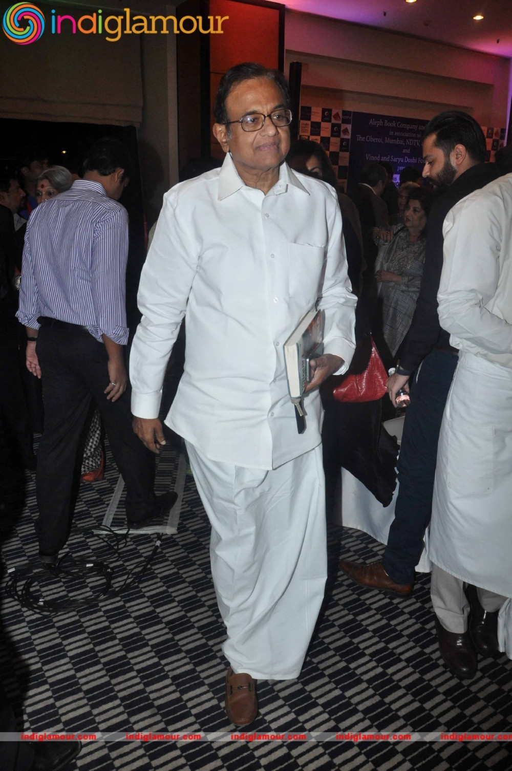 Kangna Ranaut Unveils Barkha Dutt The Unquiet Land Event hd photo