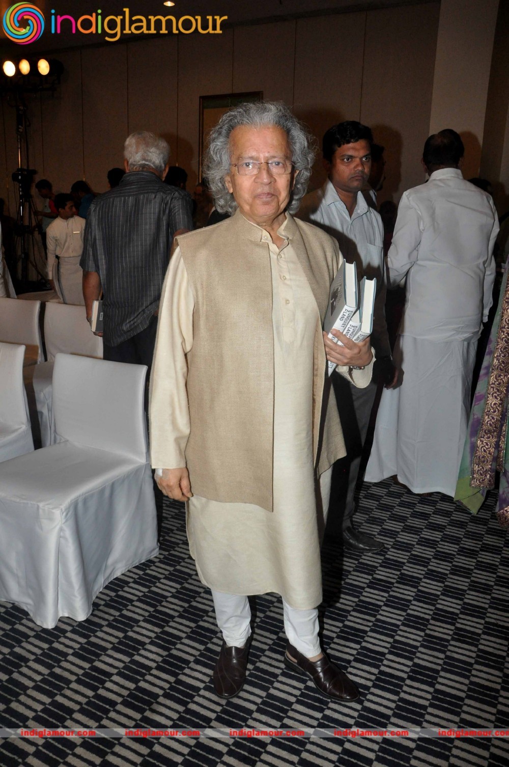 Kangna Ranaut Unveils Barkha Dutt The Unquiet Land Event hd photo