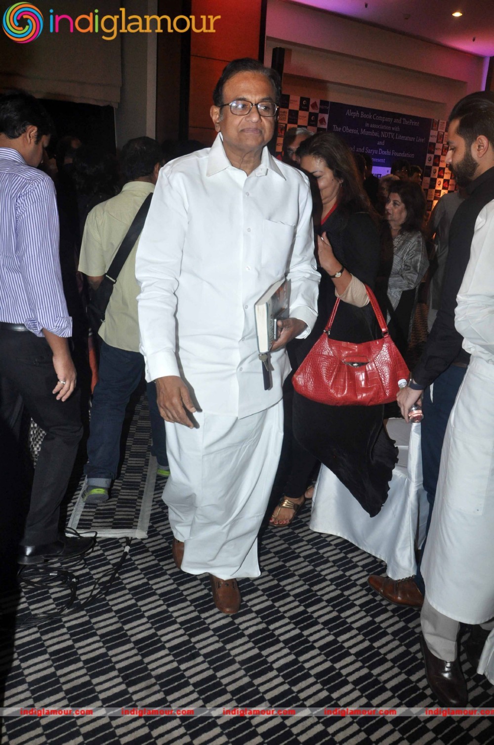 Kangna Ranaut Unveils Barkha Dutt The Unquiet Land Event hd photo