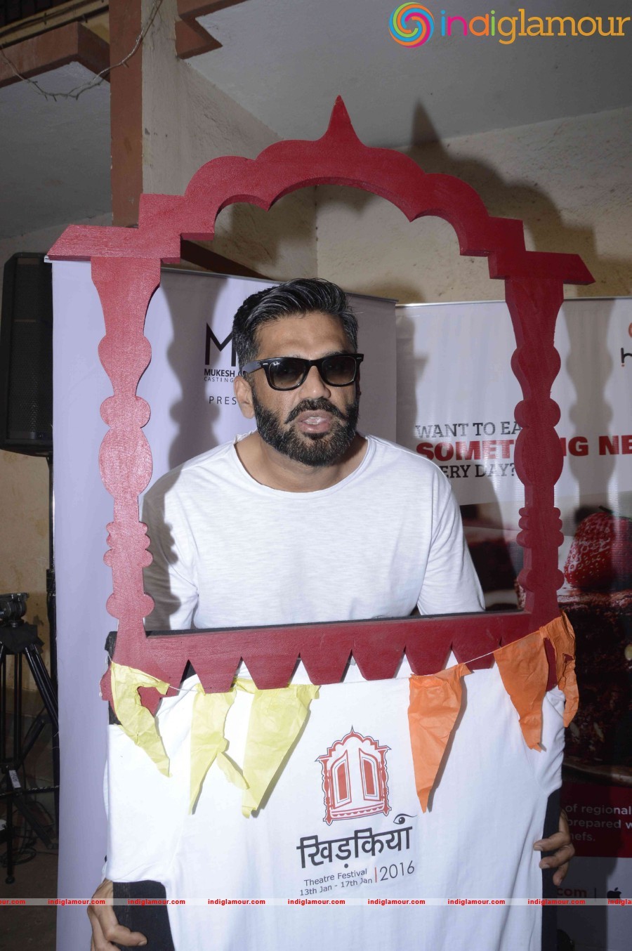 Suniel Shetty And Manoj Bajpai Attend Khidkiyan Theatre Festival Event hd photo