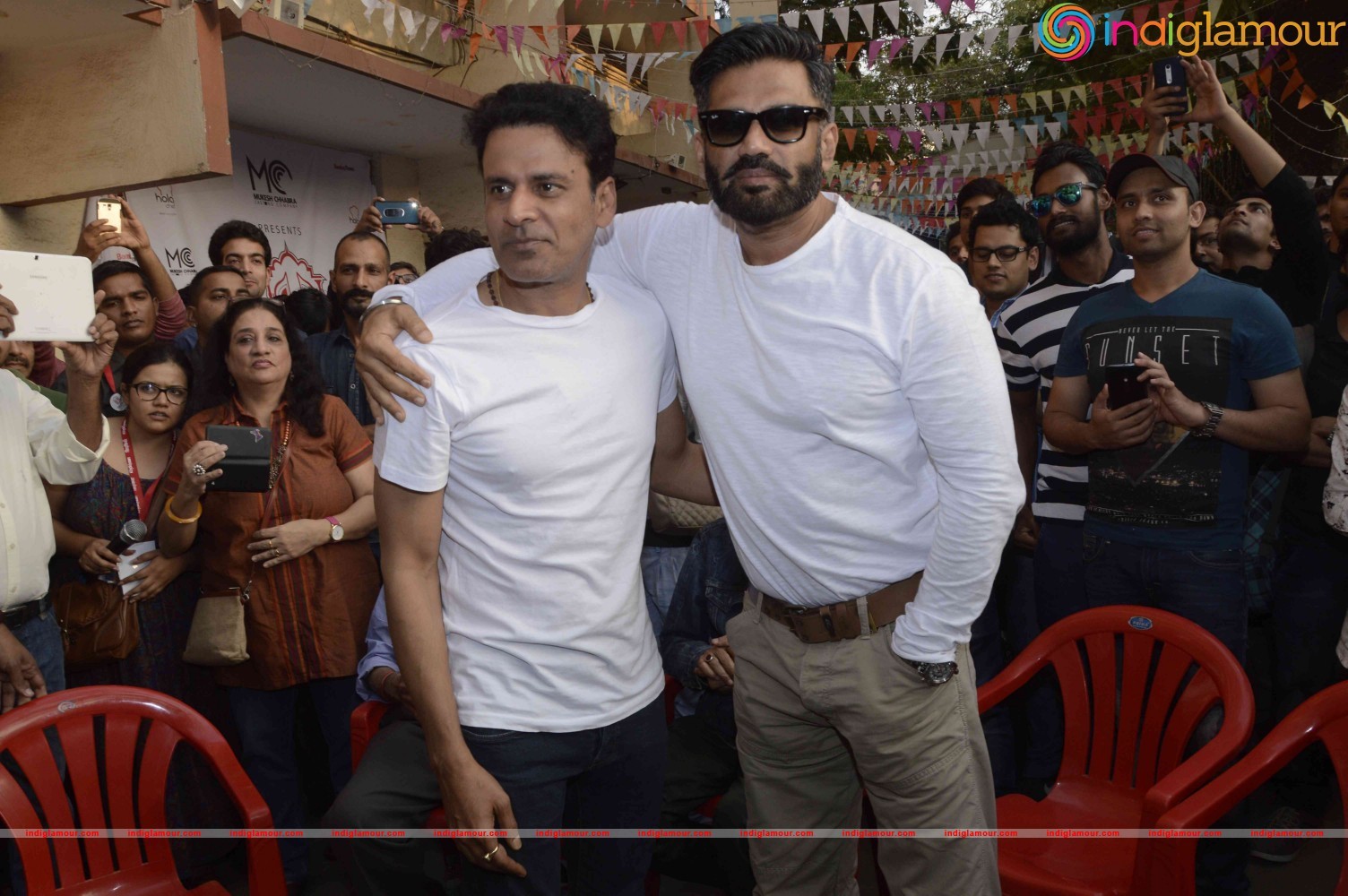 Suniel Shetty And Manoj Bajpai Attend Khidkiyan Theatre Festival Event hd photo