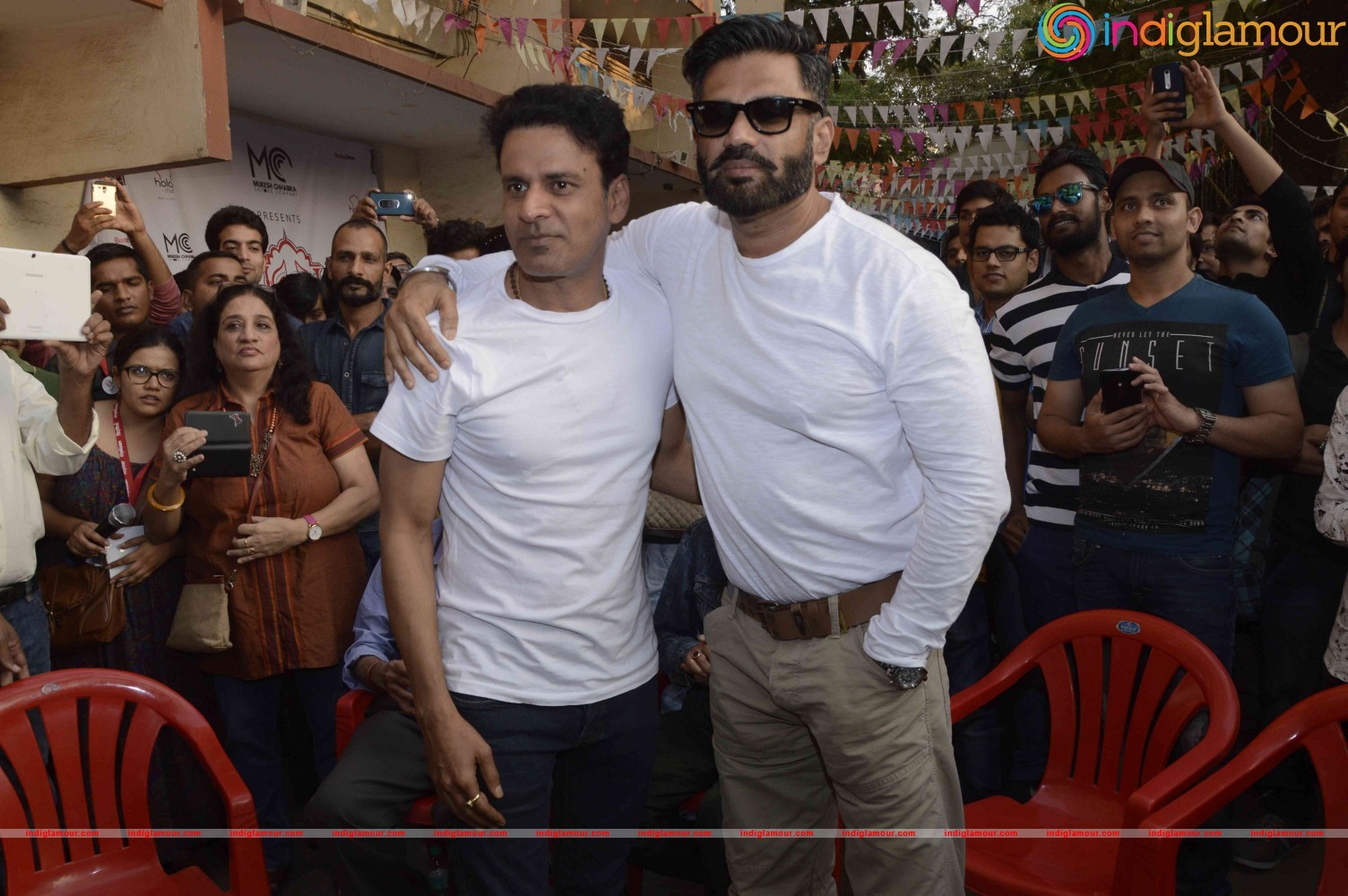 Suniel Shetty And Manoj Bajpai Attend Khidkiyan Theatre Festival Event hd photo