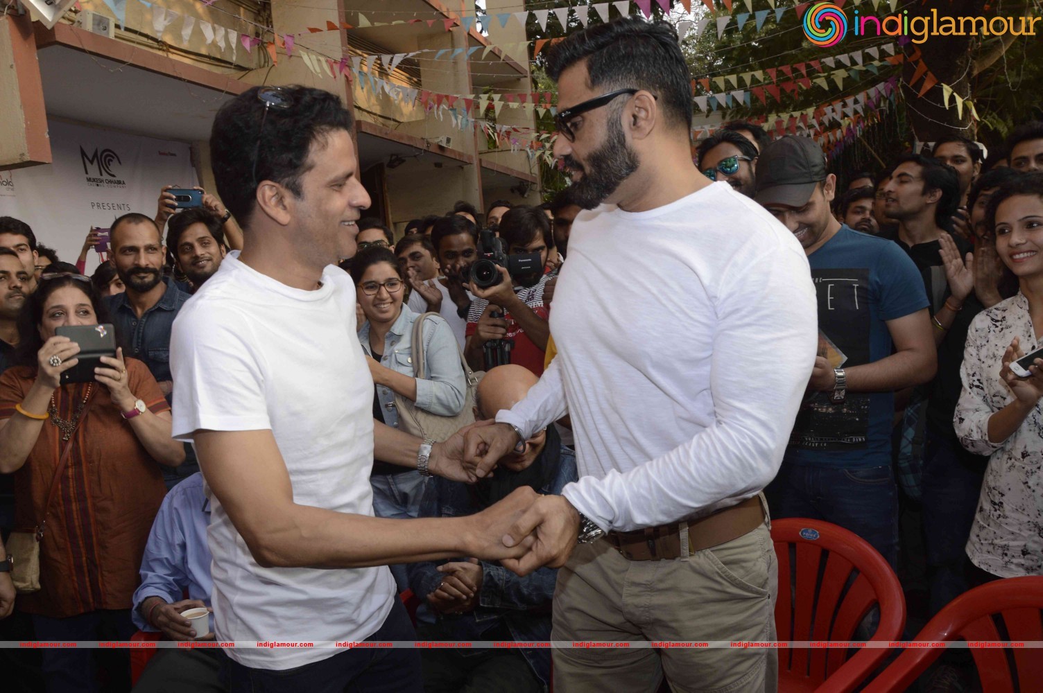 Suniel Shetty And Manoj Bajpai Attend Khidkiyan Theatre Festival Event hd photo