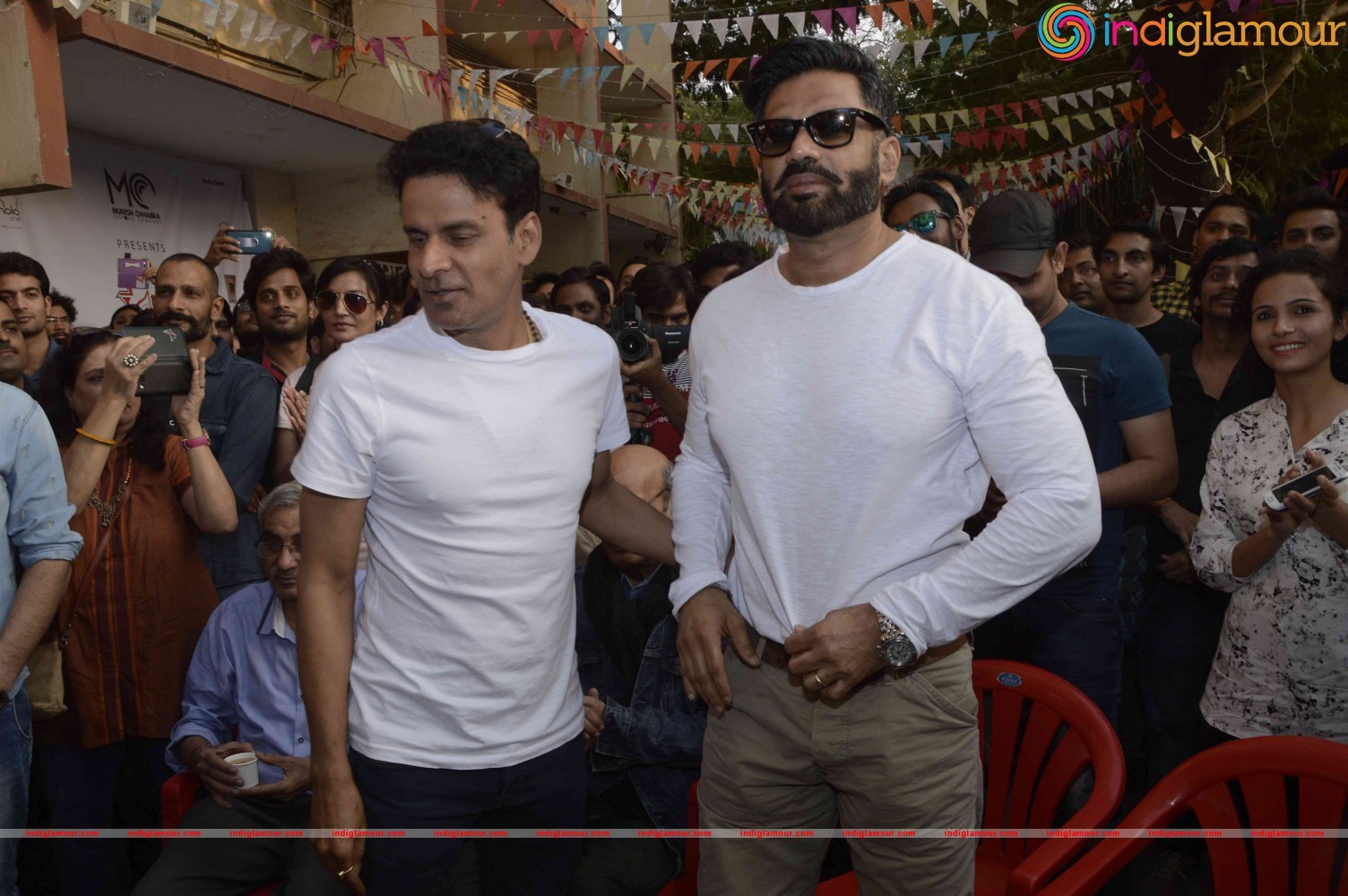Suniel Shetty And Manoj Bajpai Attend Khidkiyan Theatre Festival Event hd photo
