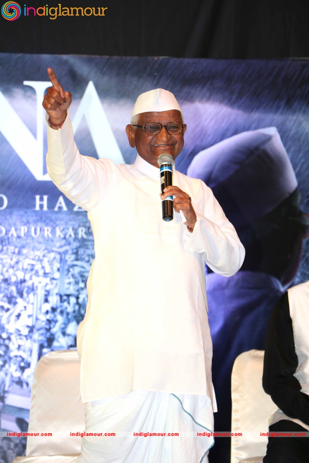 Anna Hazare and Tanishaa Mukerji During the Poster Launch of Film Anna in Mumbai Event hd photo