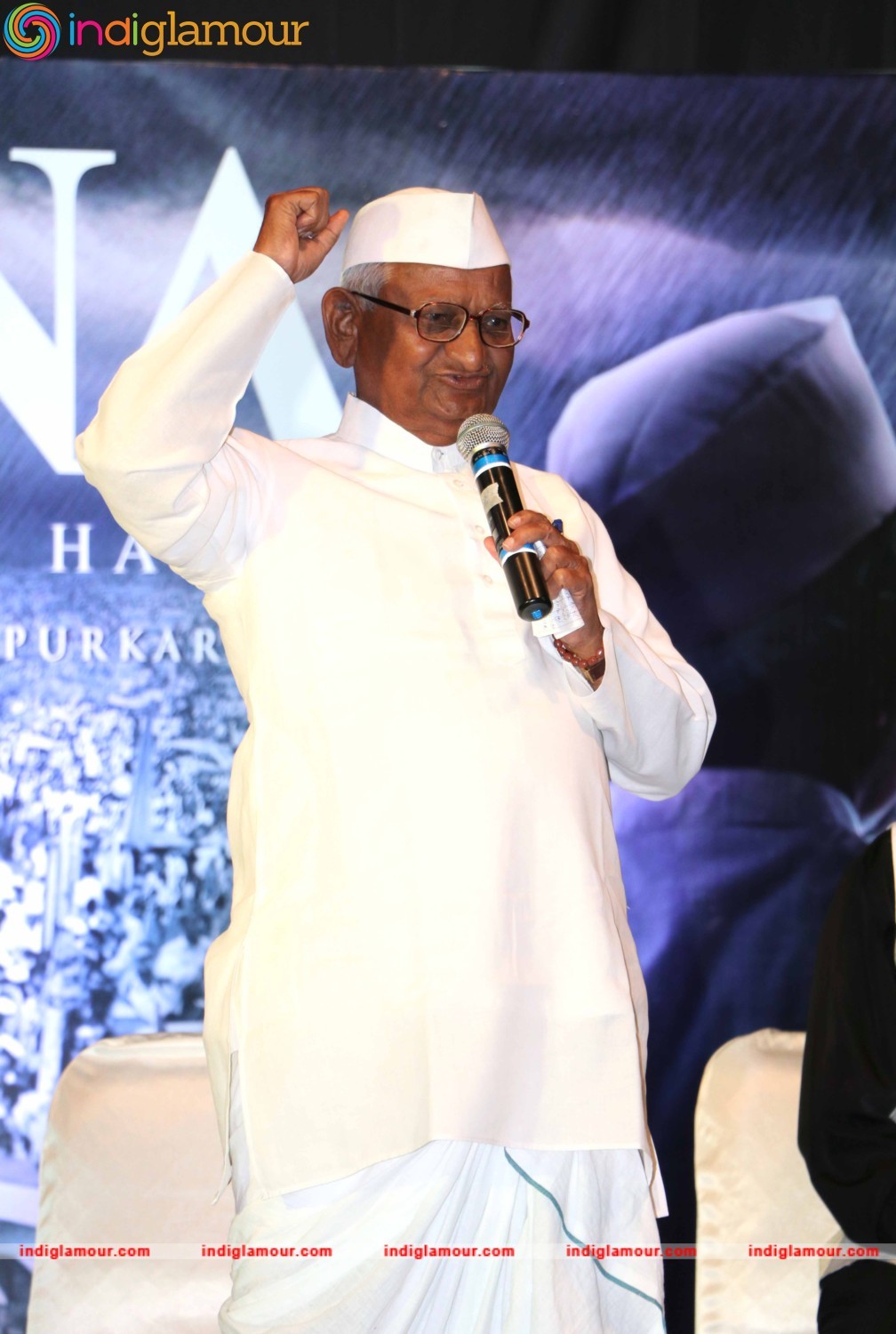 Anna Hazare and Tanishaa Mukerji During the Poster Launch of Film Anna in Mumbai Event hd photo