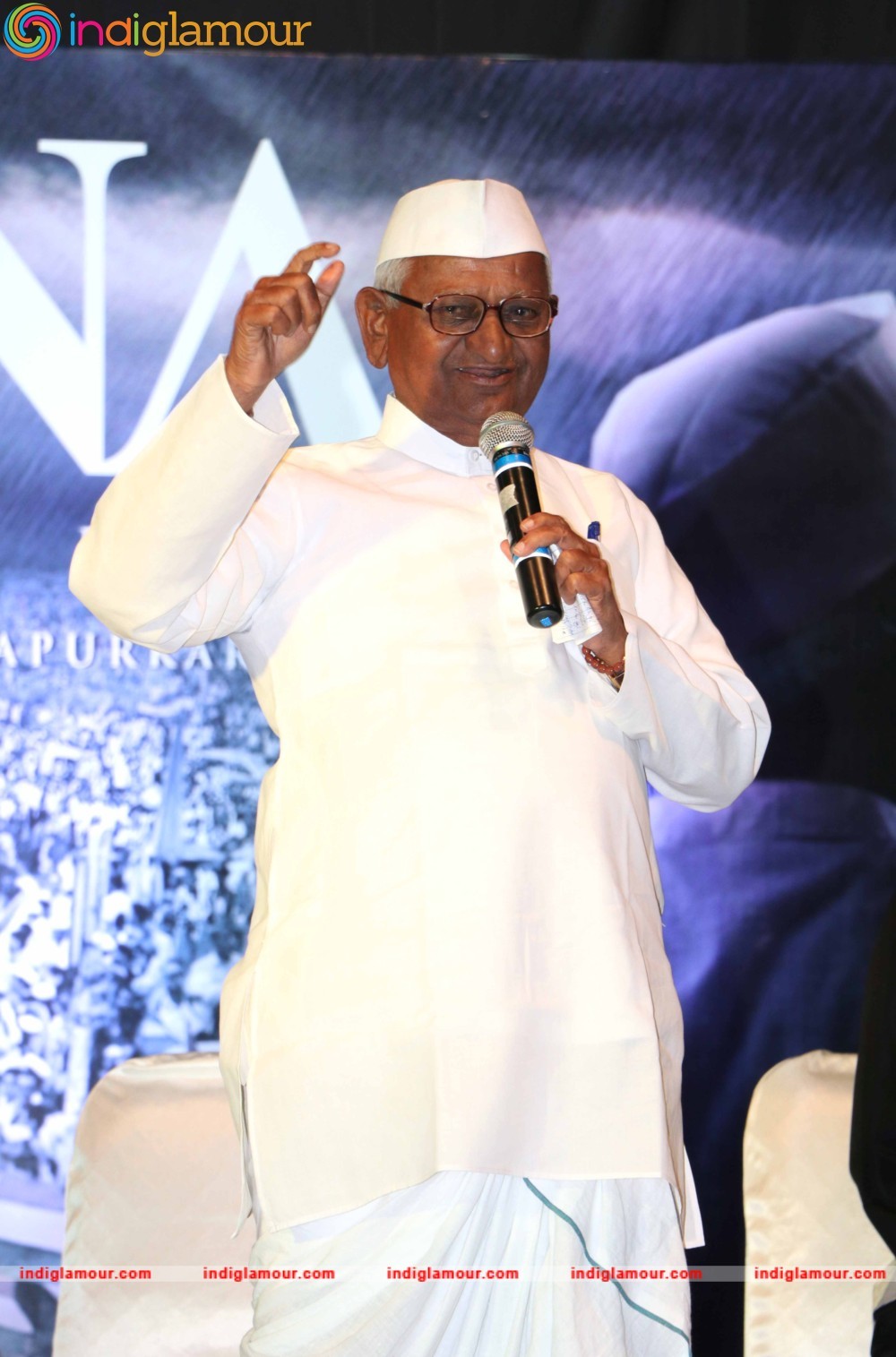 Anna Hazare and Tanishaa Mukerji During the Poster Launch of Film Anna in Mumbai Event hd photo