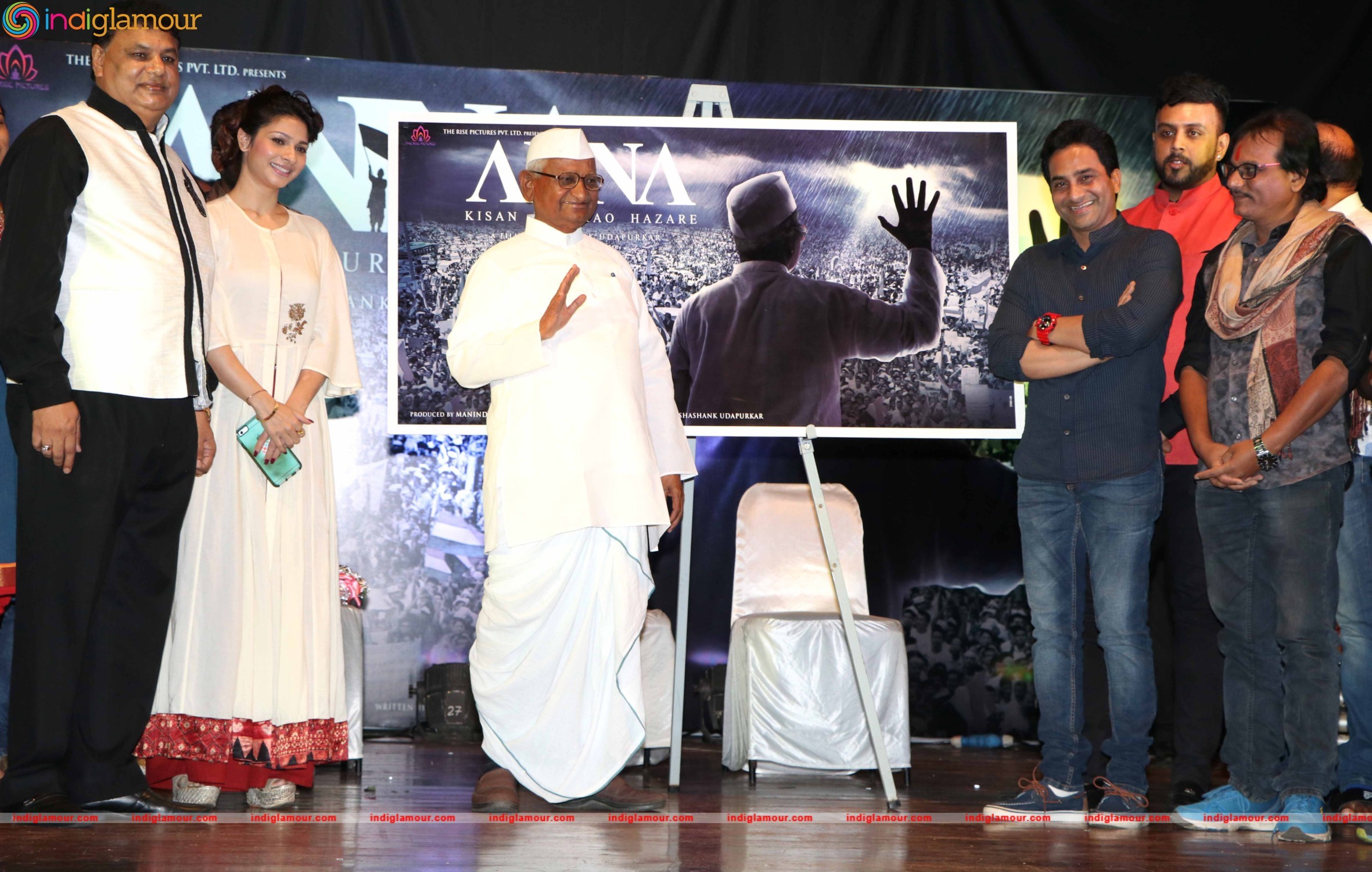 Anna Hazare and Tanishaa Mukerji During the Poster Launch of Film Anna in Mumbai Event hd photo