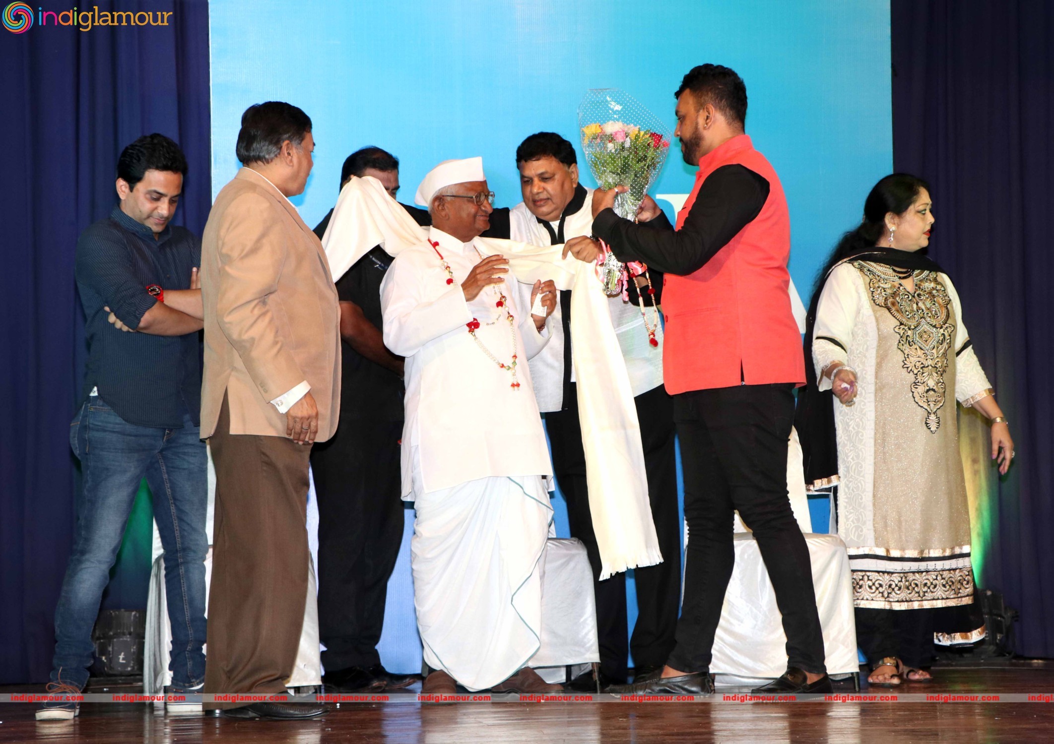 Anna Hazare and Tanishaa Mukerji During the Poster Launch of Film Anna in Mumbai Event hd photo