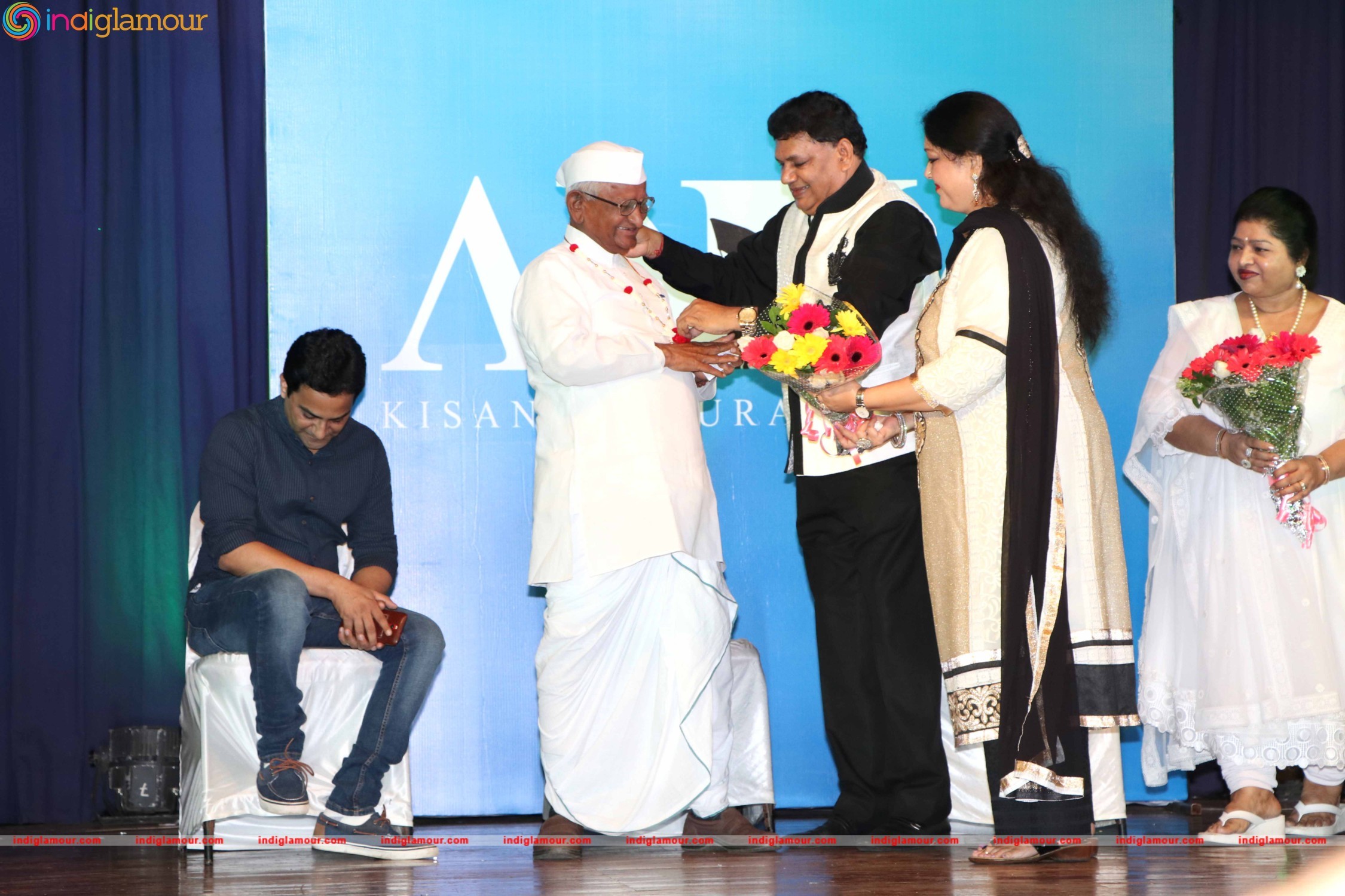 Anna Hazare and Tanishaa Mukerji During the Poster Launch of Film Anna in Mumbai Event hd photo