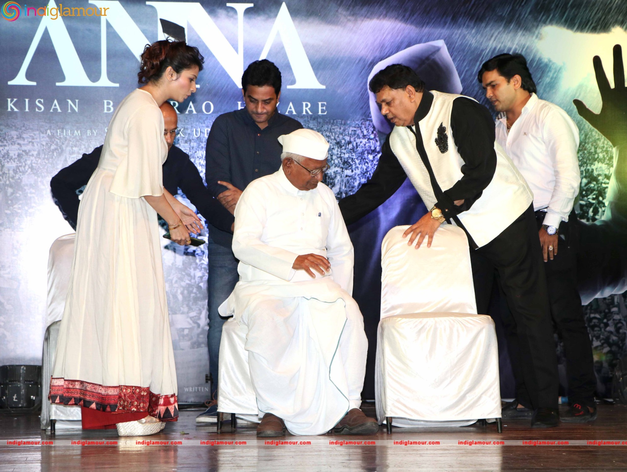 Anna Hazare and Tanishaa Mukerji During the Poster Launch of Film Anna in Mumbai Event hd photo
