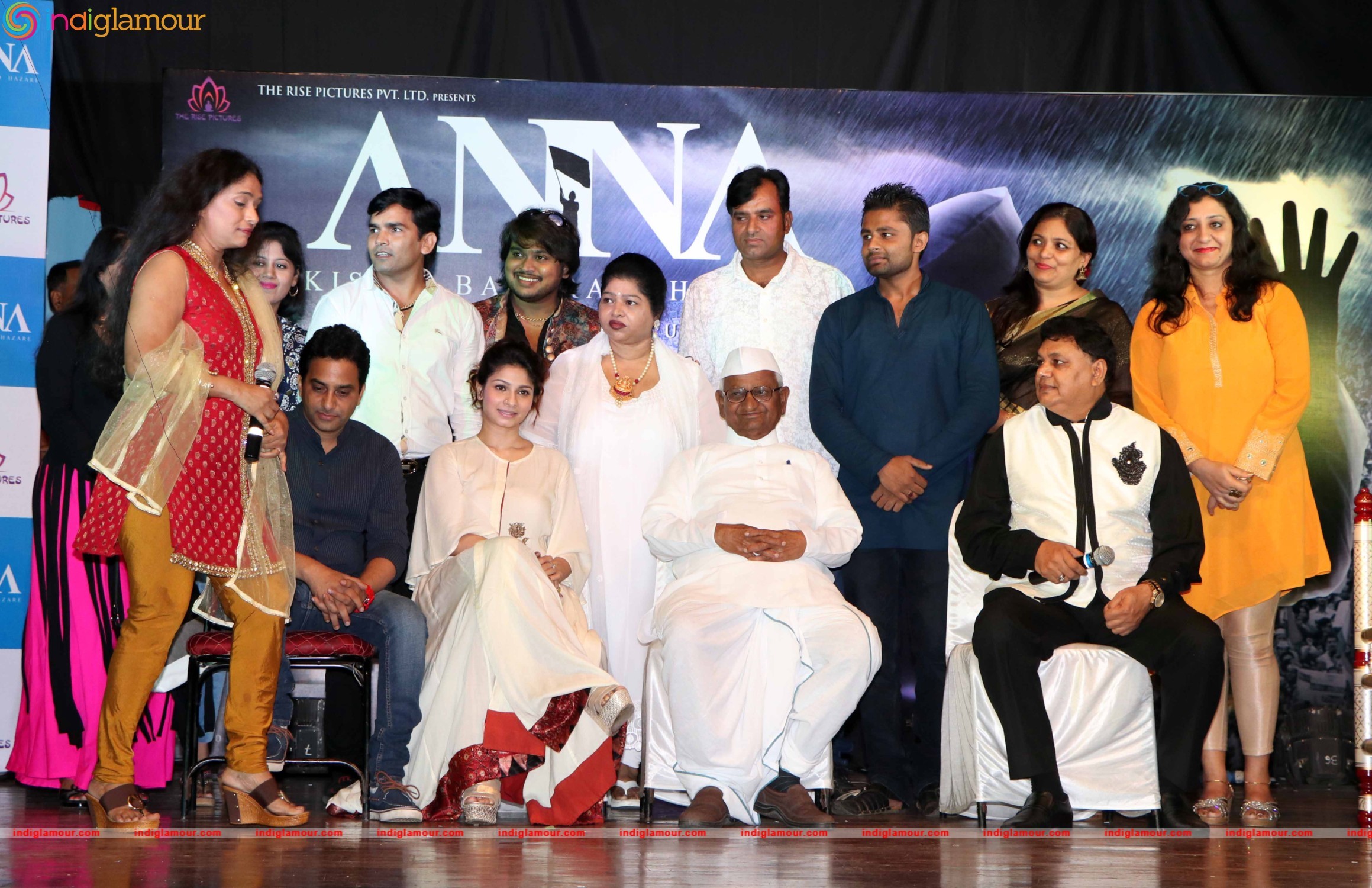 Anna Hazare and Tanishaa Mukerji During the Poster Launch of Film Anna in Mumbai Event hd photo