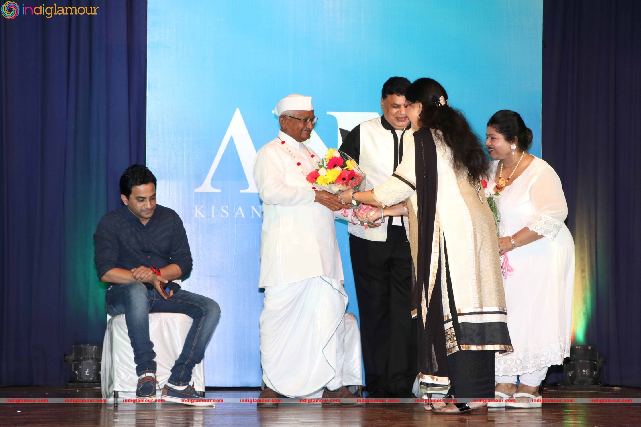 Anna Hazare and Tanishaa Mukerji During the Poster Launch of Film Anna in Mumbai Event hd photo