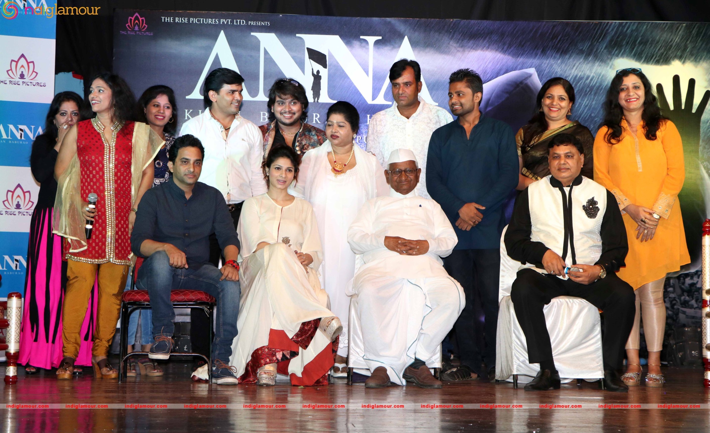 Anna Hazare and Tanishaa Mukerji During the Poster Launch of Film Anna in Mumbai Event hd photo