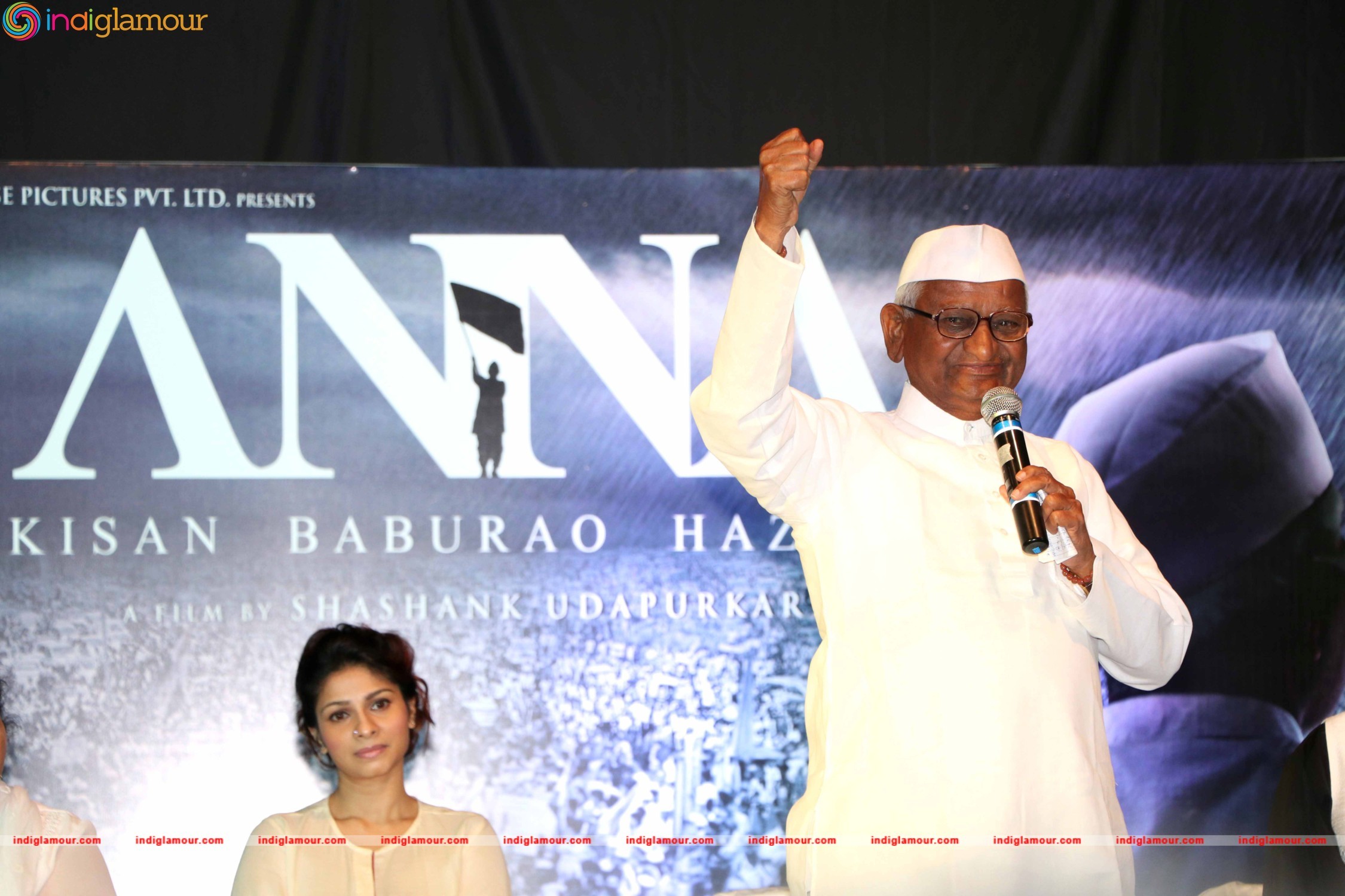 Anna Hazare and Tanishaa Mukerji During the Poster Launch of Film Anna in Mumbai Event hd photo