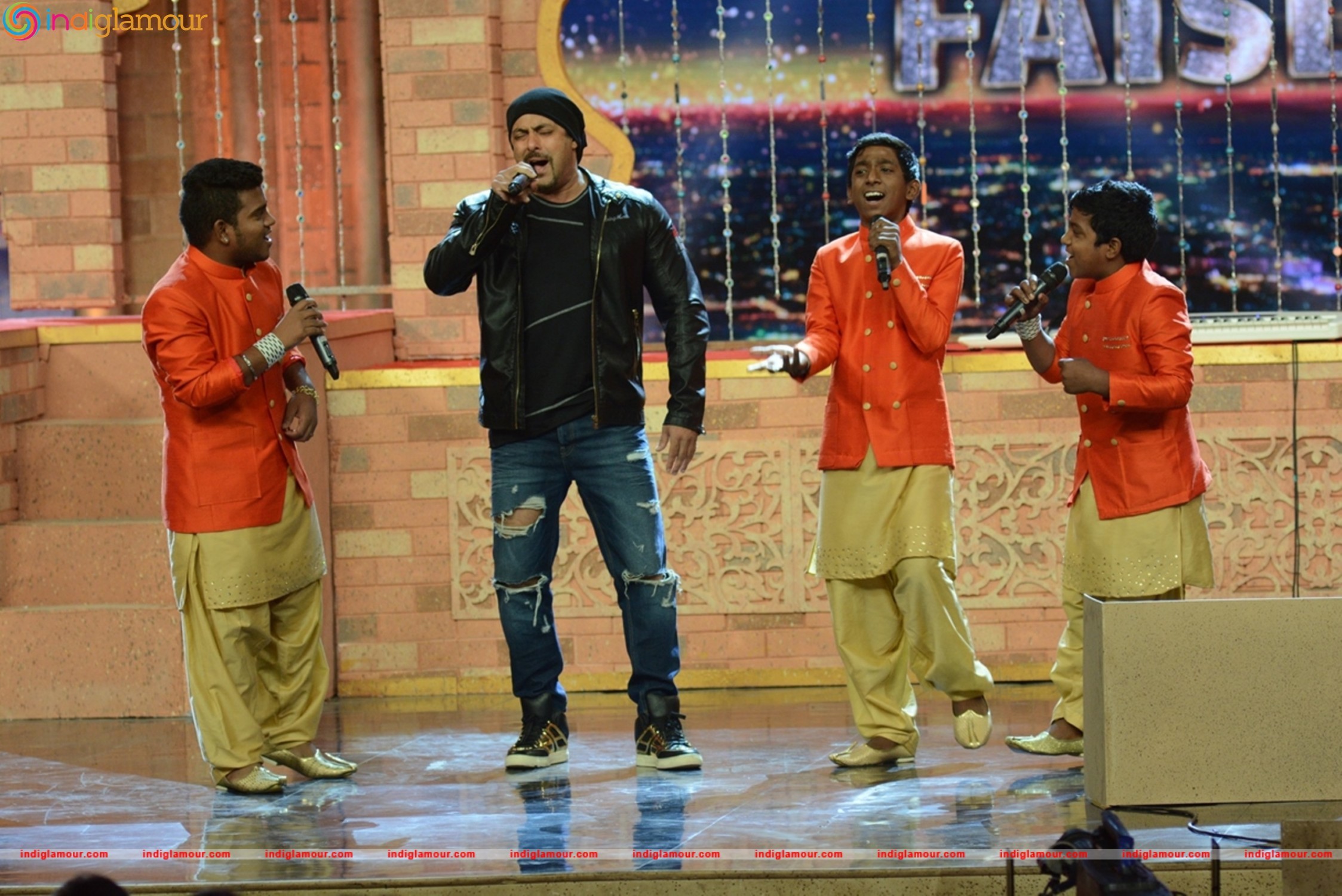 Cast of Sultan at Indias Got Talent Event hd photo