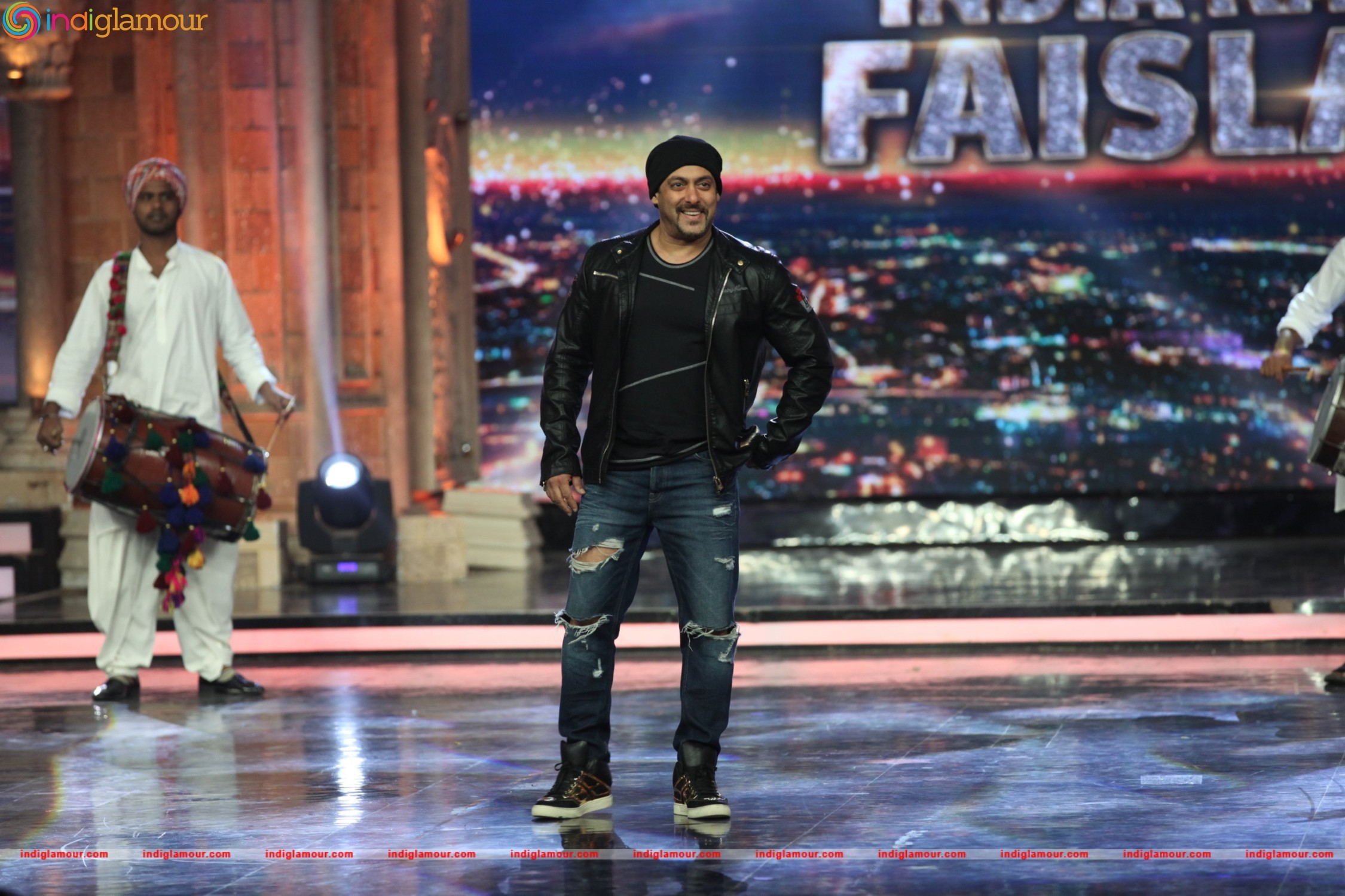Cast of Sultan at Indias Got Talent Event hd photo