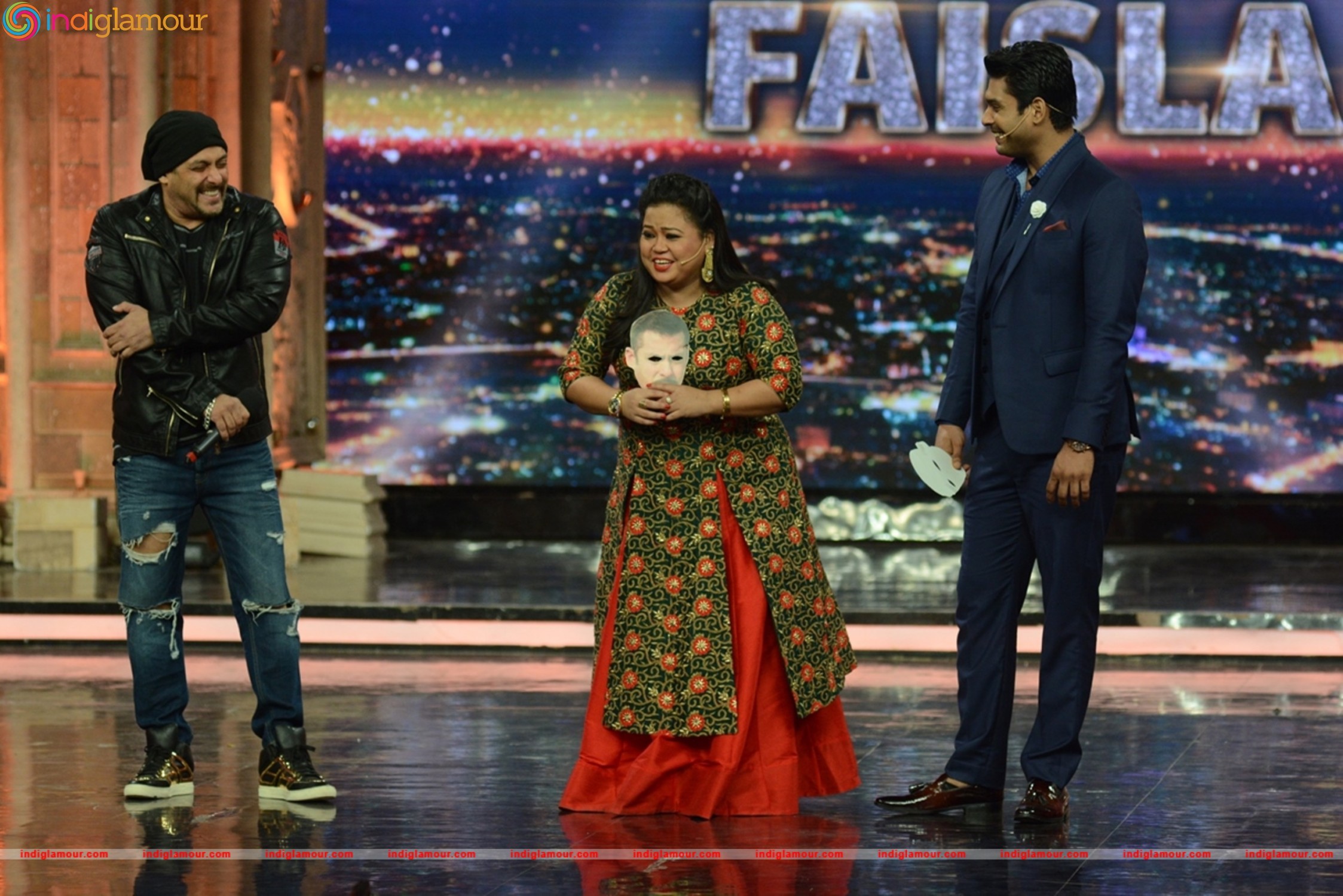 Cast of Sultan at Indias Got Talent Event hd photo