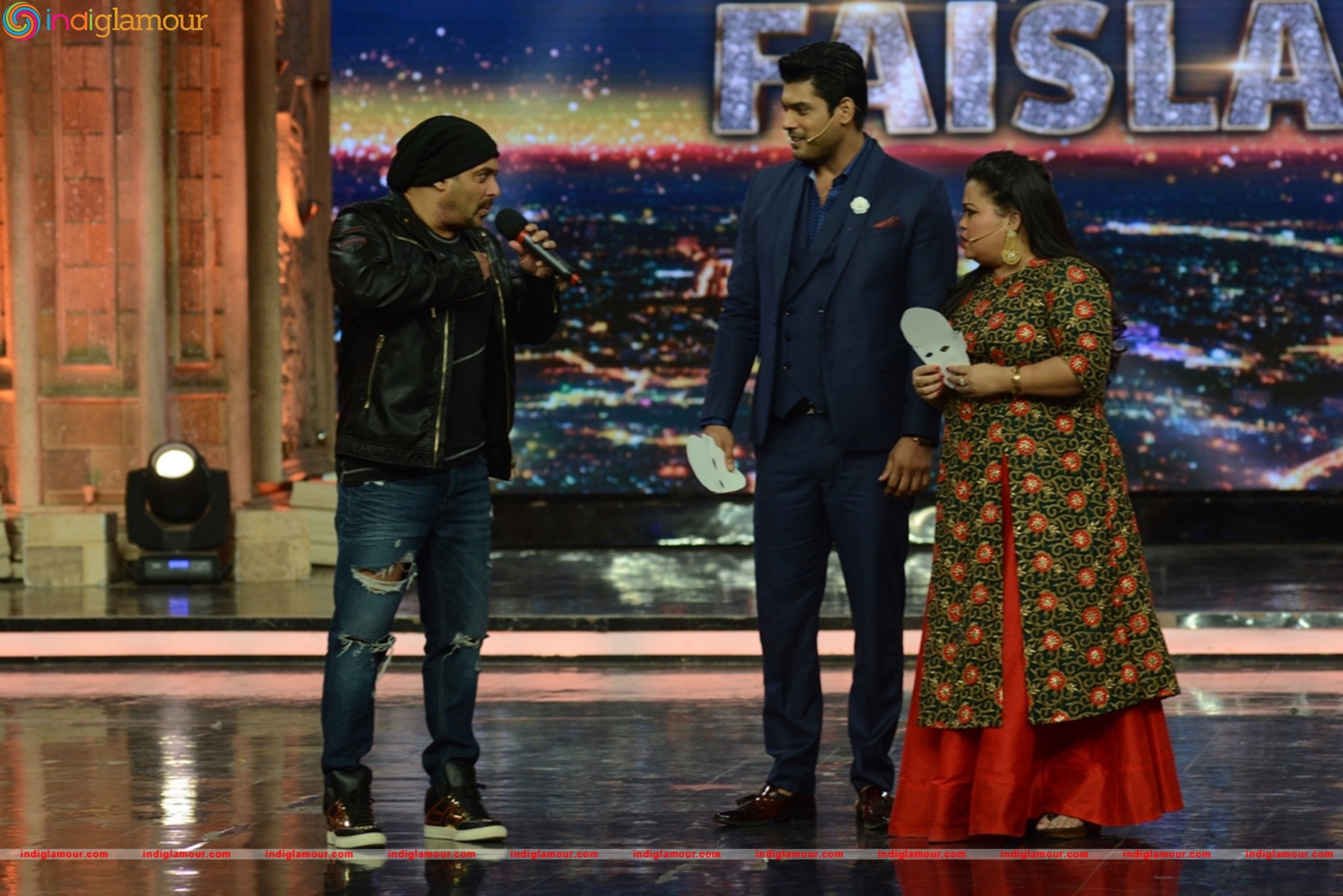 Cast of Sultan at Indias Got Talent Event hd photo
