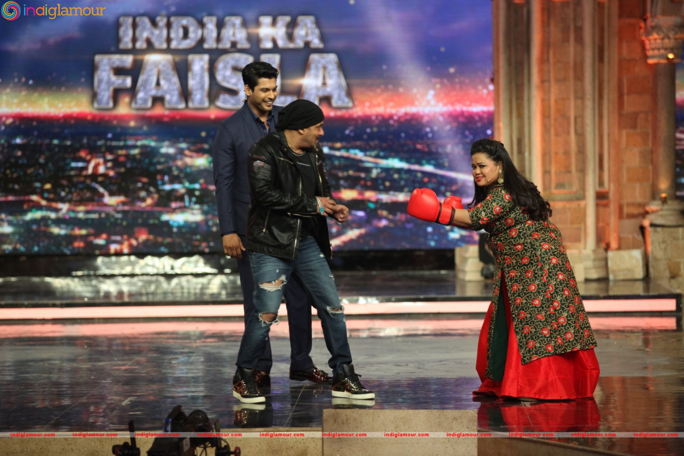 Cast of Sultan at Indias Got Talent Event hd photo