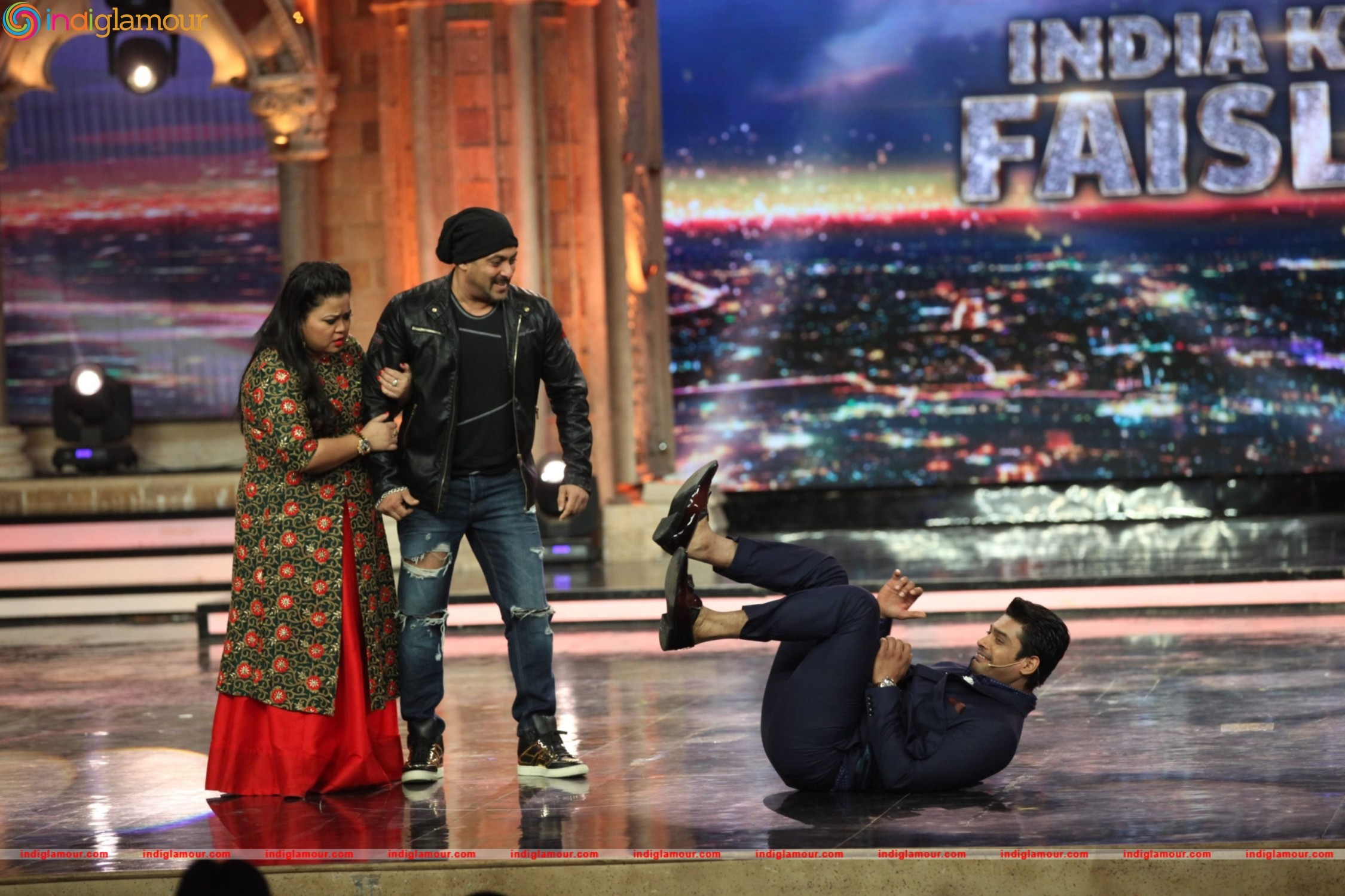 Cast of Sultan at Indias Got Talent Event hd photo