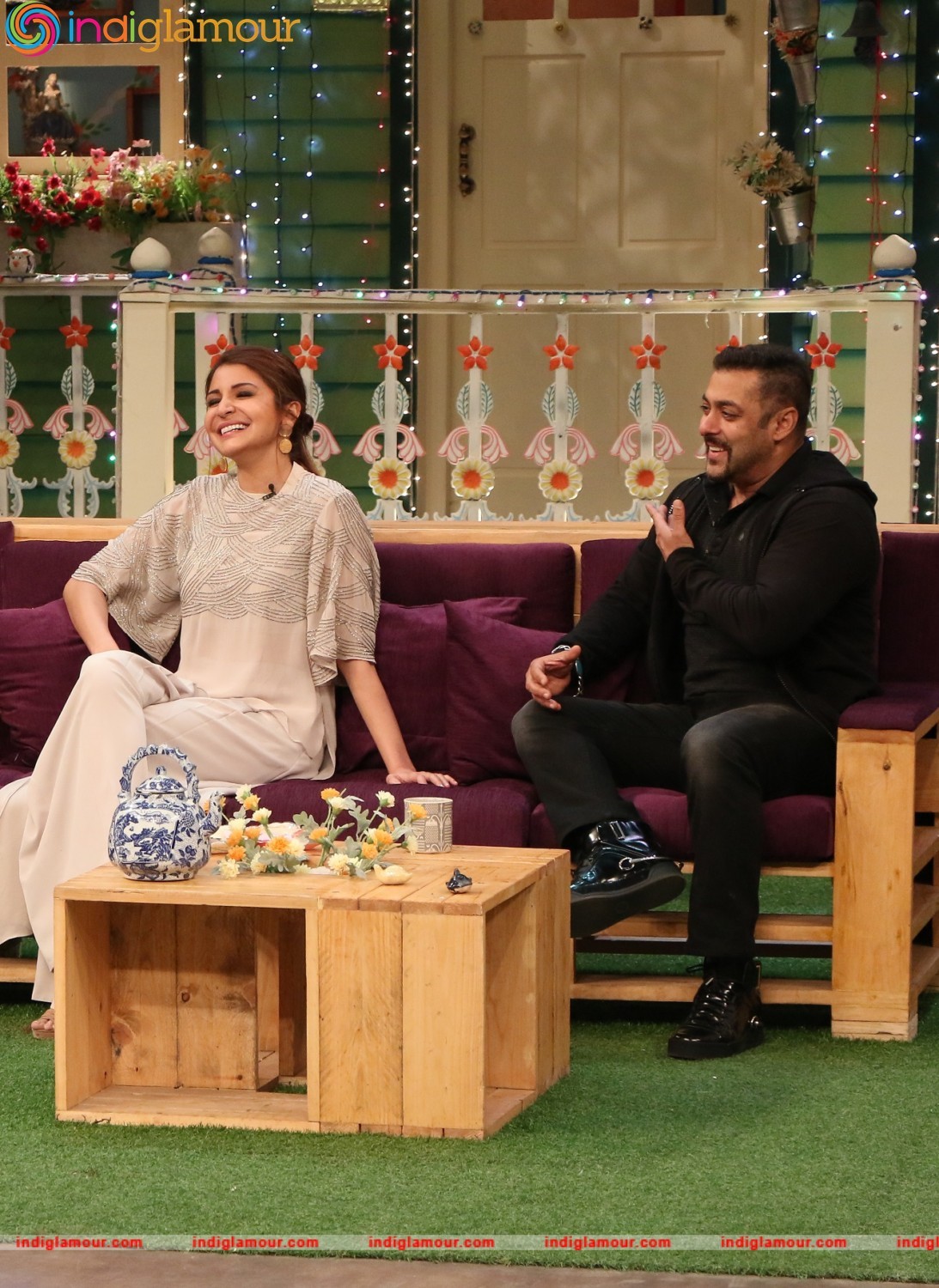 Salman Khan and Anushka Sharma on the Sets of The Kapil Sharma Show Event hd photo