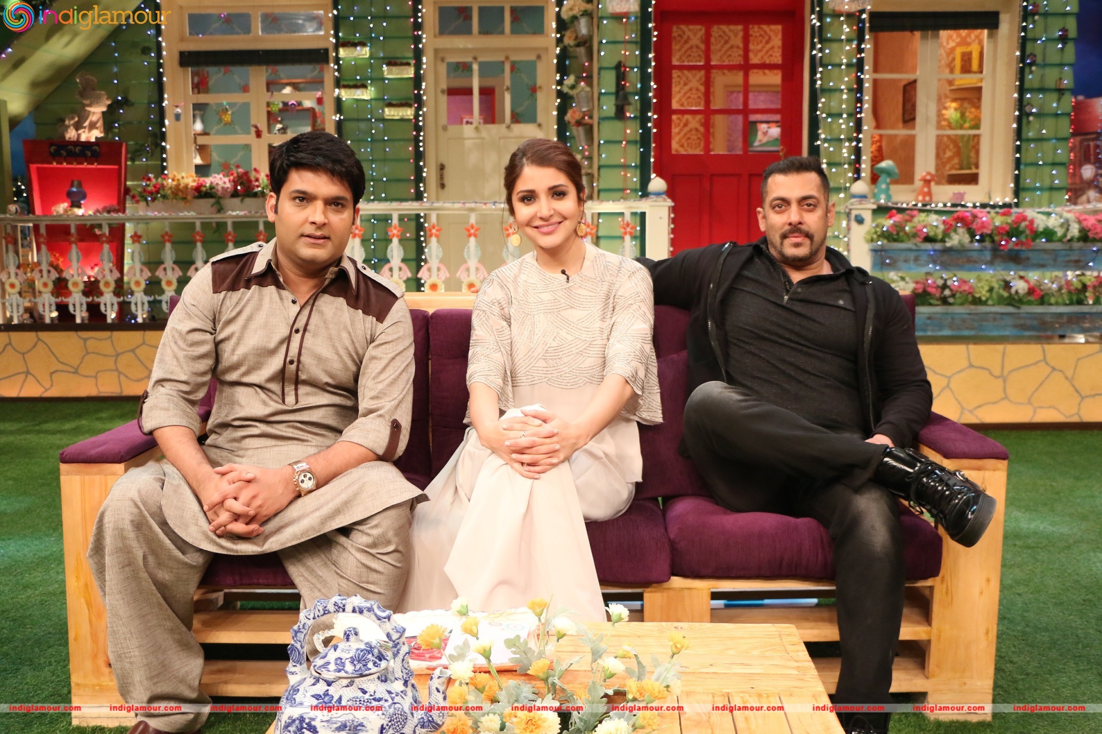 Salman Khan and Anushka Sharma on the Sets of The Kapil Sharma Show Event hd photo