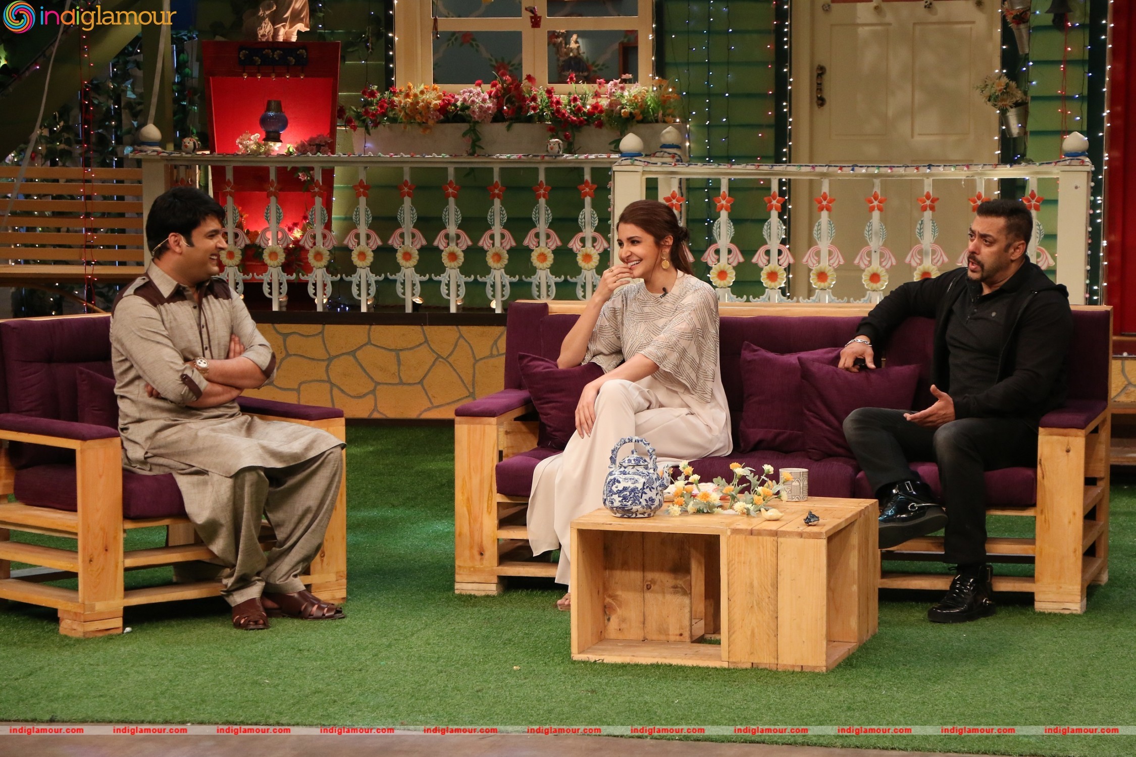 Salman Khan and Anushka Sharma on the Sets of The Kapil Sharma Show Event hd photo